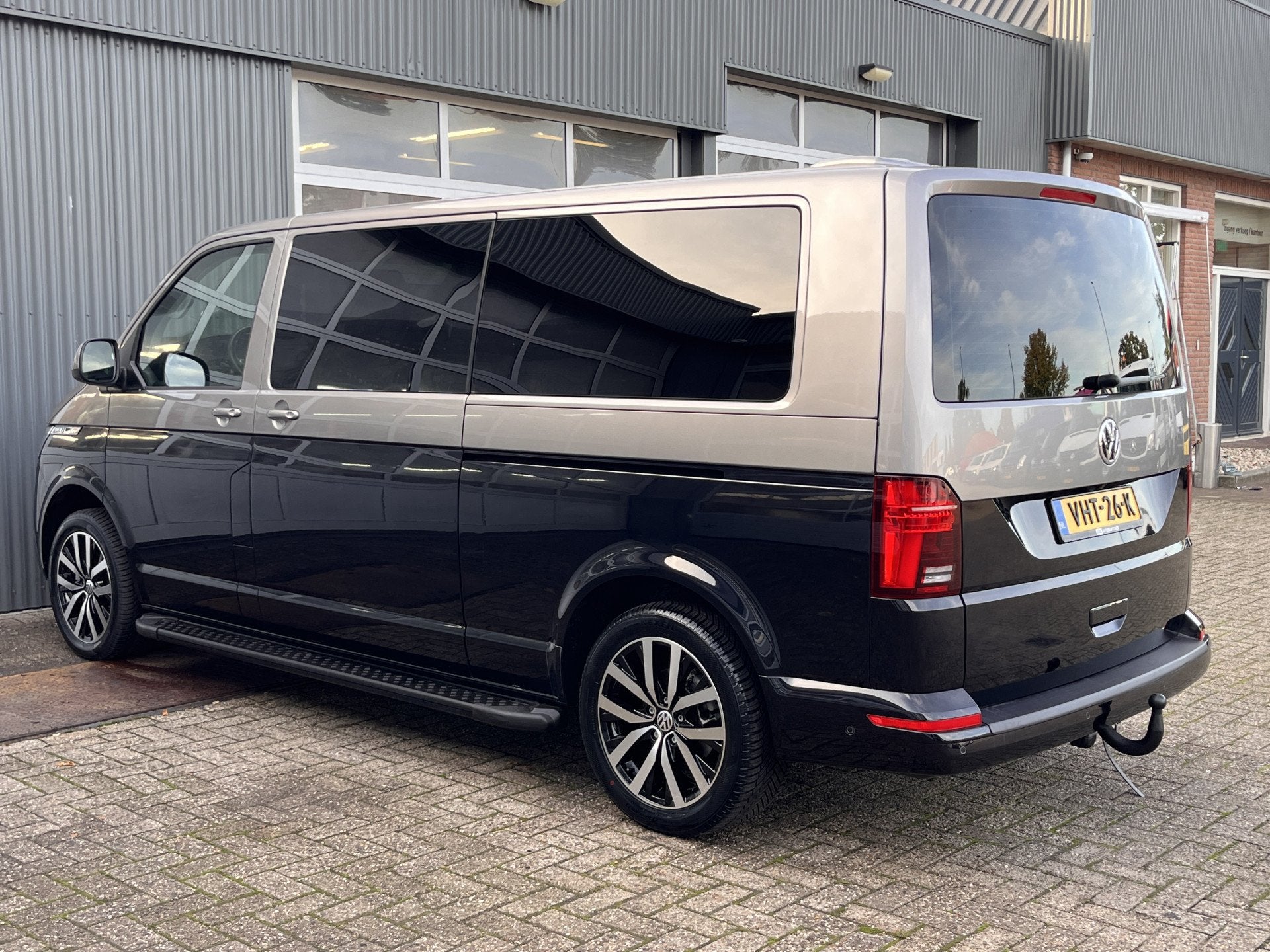 Volkswagen Transporter T6.1 2.0 TDI L2H1 200 pk DC 4 Motion, Auto's, Gebruikt, 4 cilinders, Volkswagen, Zwart