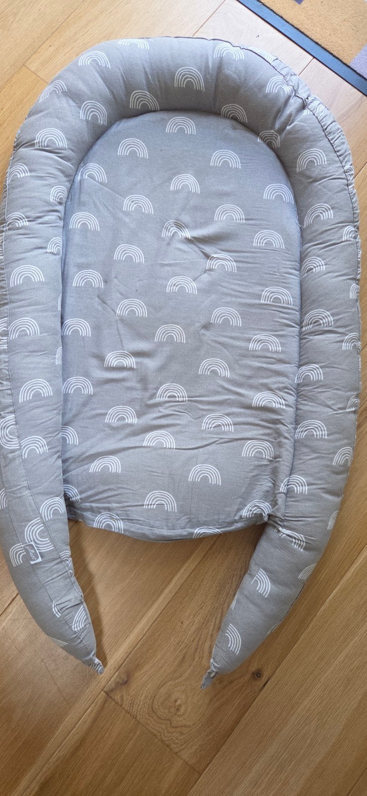Jollein babynestje regenboogjes grijs (trekkoord ontbreekt), Ophalen, Gebruikt