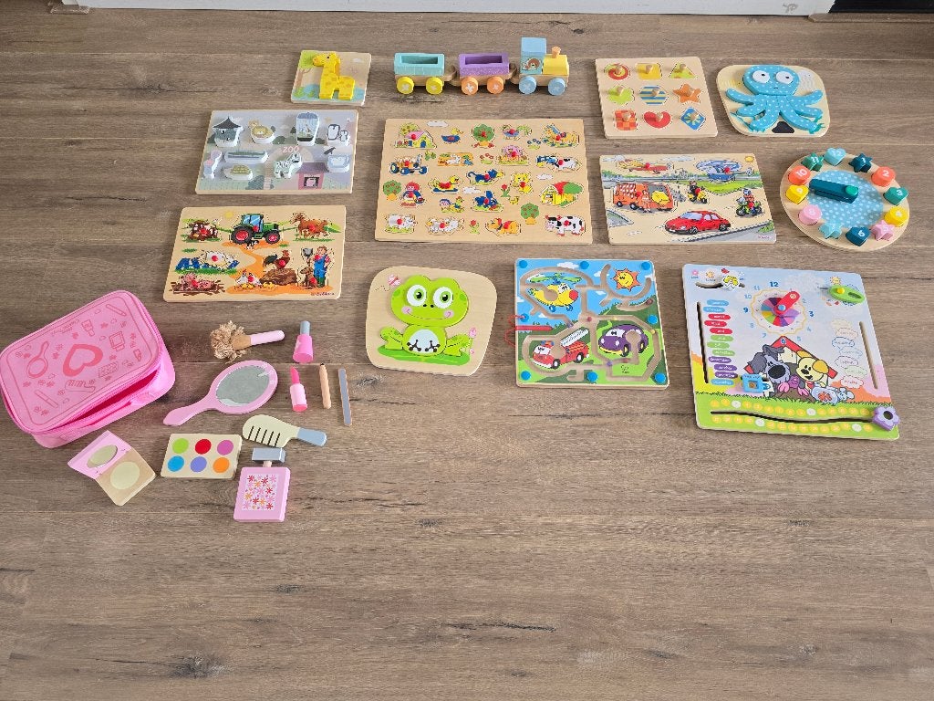 Pakket houten speelgoed (oa puzzels, treintje & make-upset), Kinderen en Baby's, Speelgoed | Houten speelgoed, Ophalen of Verzenden