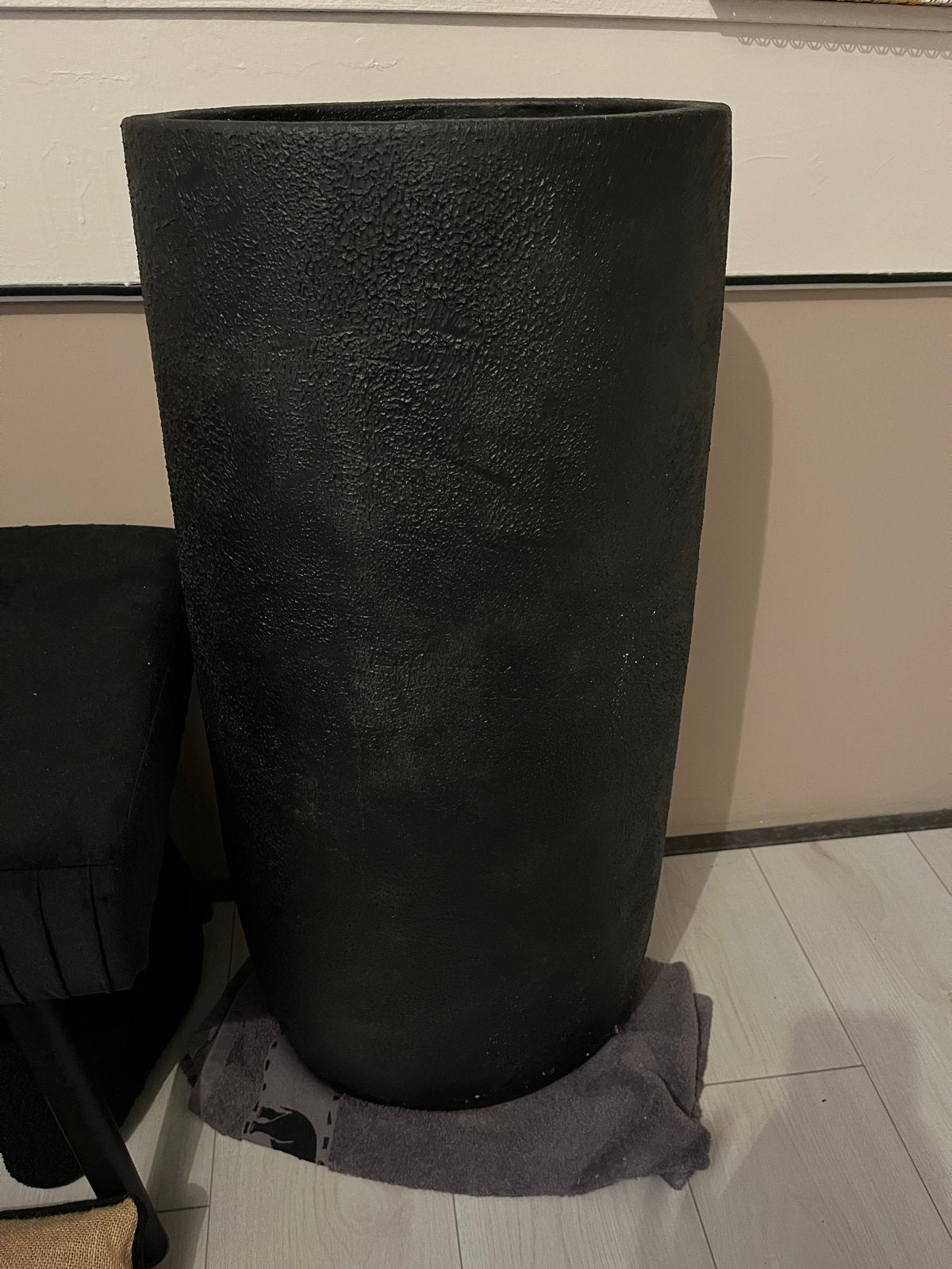 Grote zwarte vaas met structuur, +/- 75cm hoog, Ophalen, Overige materialen, Gebruikt, Met patroon/structuur