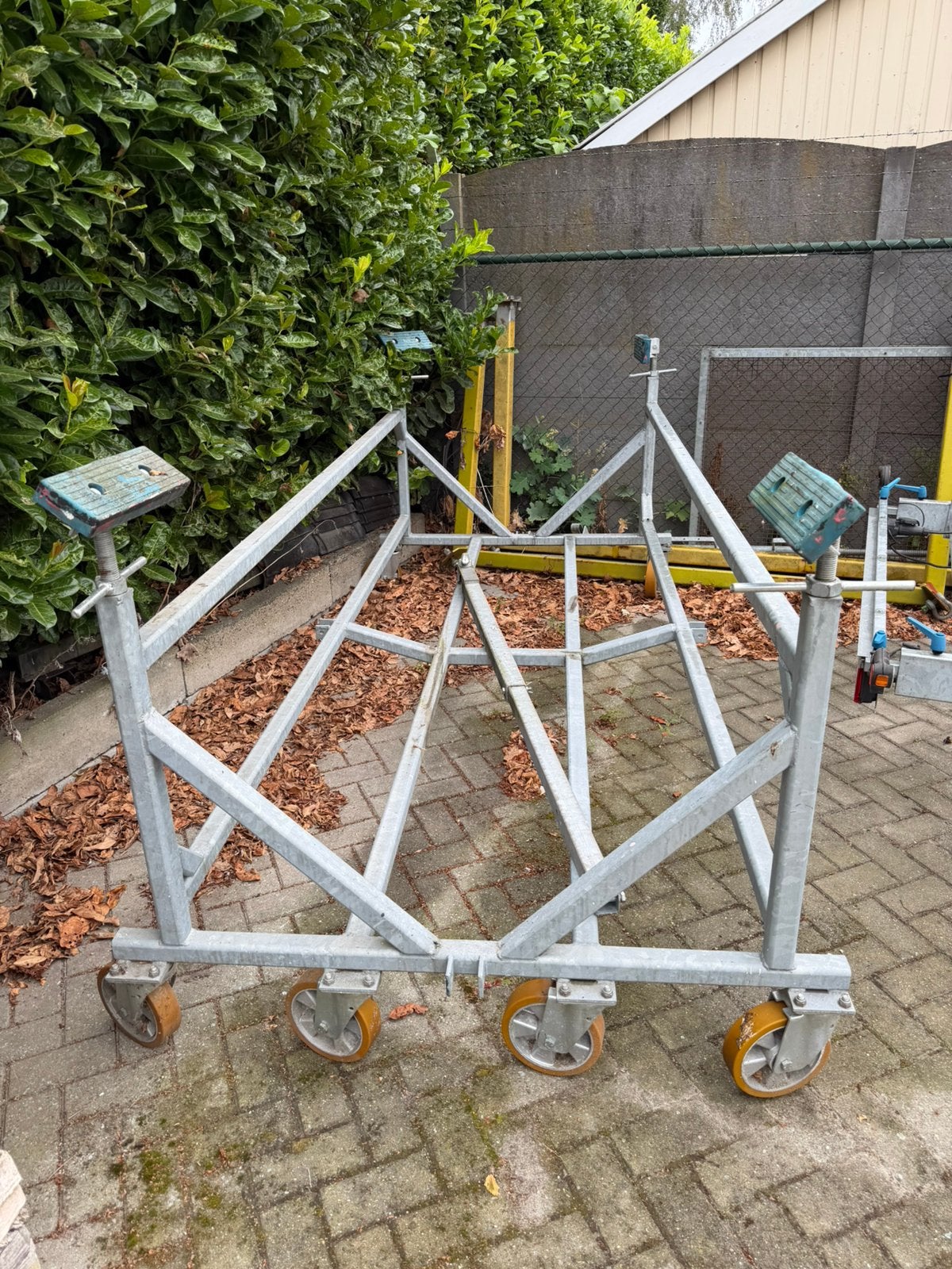 Zware botenbok met zwenkwielen., Ophalen, Zo goed als nieuw, Overige typen