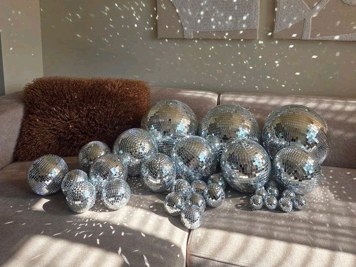 Te huur: 29 discoballen + welkomstbord (bruiloftsdecoratie), Ophalen, Zo goed als nieuw, Geboorte of Huwelijk