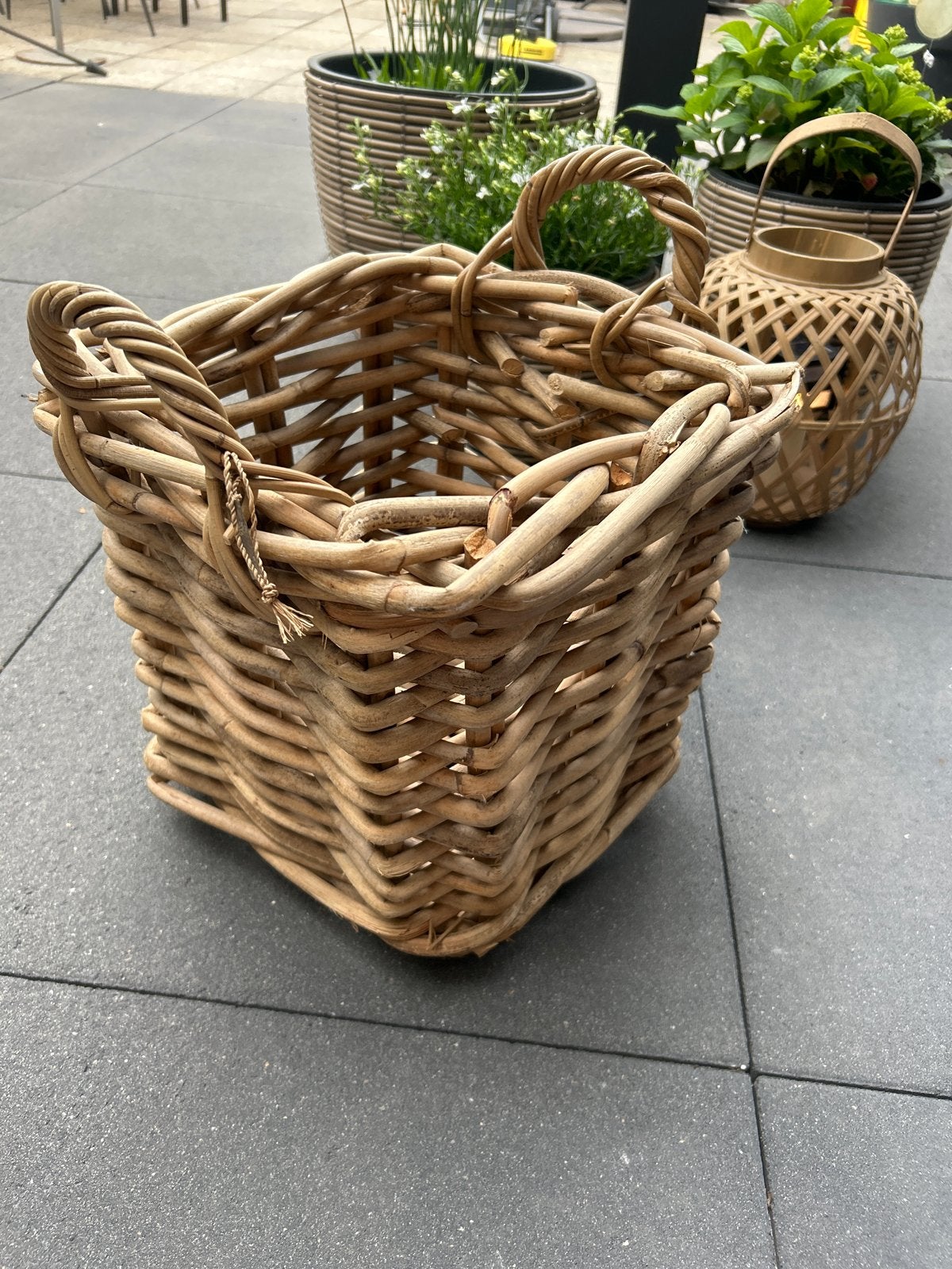 Stevige rieten mand voor planten of haardhout h 34 cm, Ophalen, Gebruikt, Mand, Vierkant