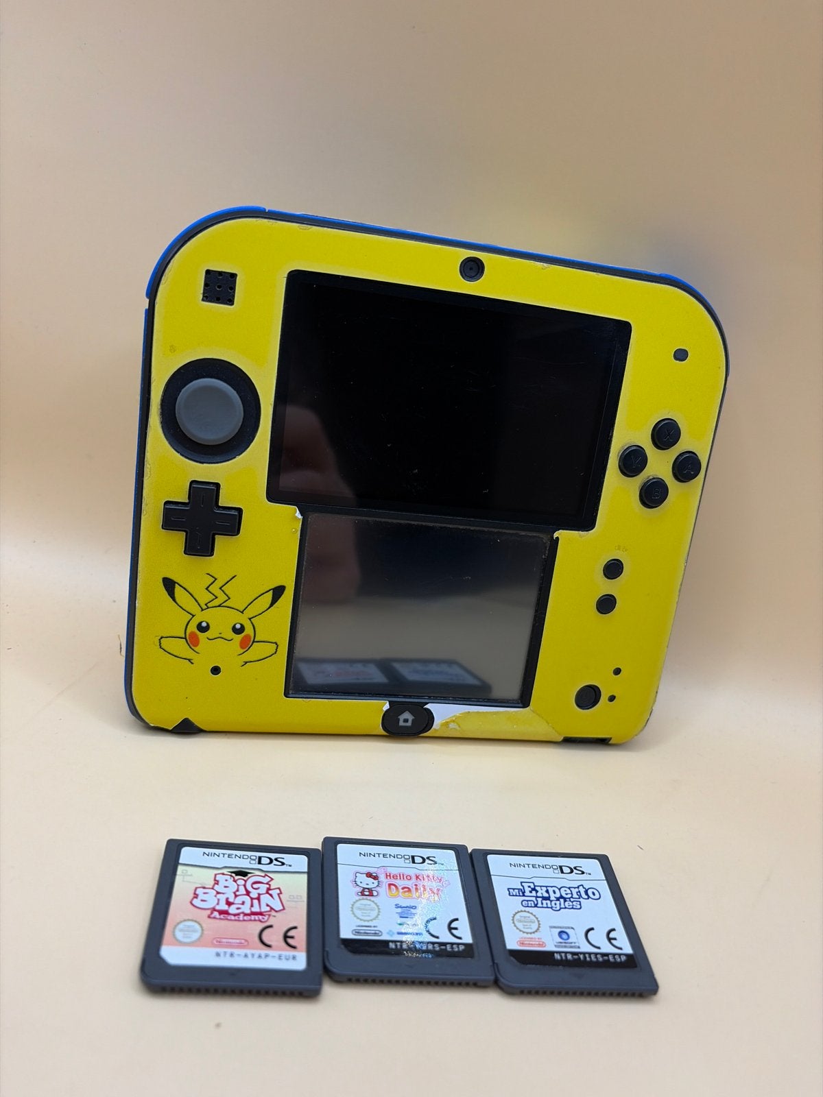 Nintendo 2DS met Pikachu skin en 3 games, Spelcomputers en Games, Spelcomputers | Nintendo 2DS en 3DS, Geel, 2DS, Ophalen of Verzenden