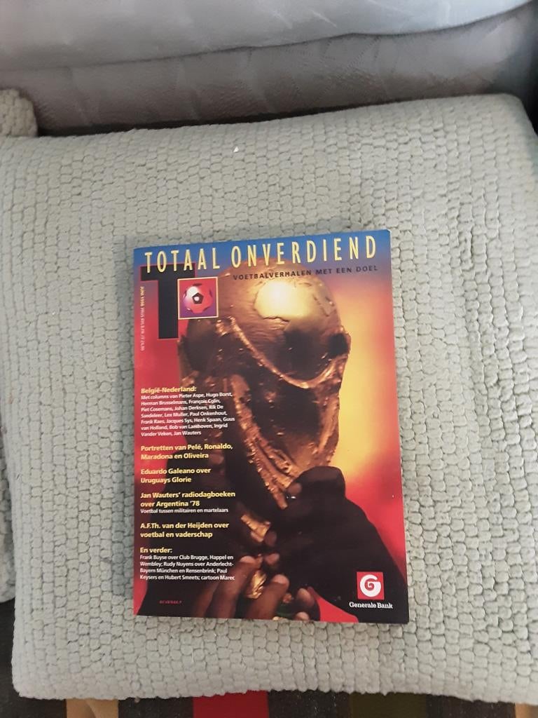 Totaal onverdiend---Voetbalverhalen met een doel sport, Boeken, Sportboeken, Diverse auteurs, Ophalen of Verzenden, Zo goed als nieuw