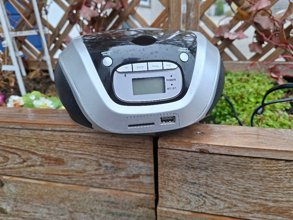 NIEUWSTAAT DRAAGBARE RADIO CD MP3 EN USB EN SD CART, Audio, Tv en Foto, Radio's, Ophalen of Verzenden, Zo goed als nieuw