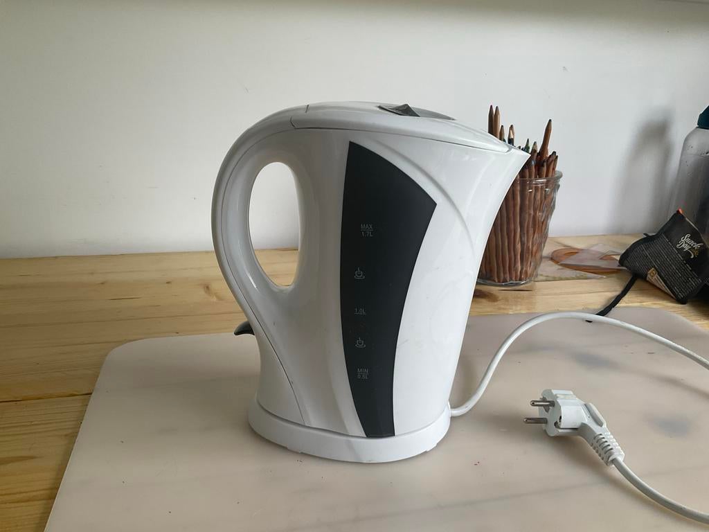 Grote waterkoker 1,7 liter - Ideaal voor thuis of caravan, 1 tot 2 liter, Ophalen, Zo goed als nieuw