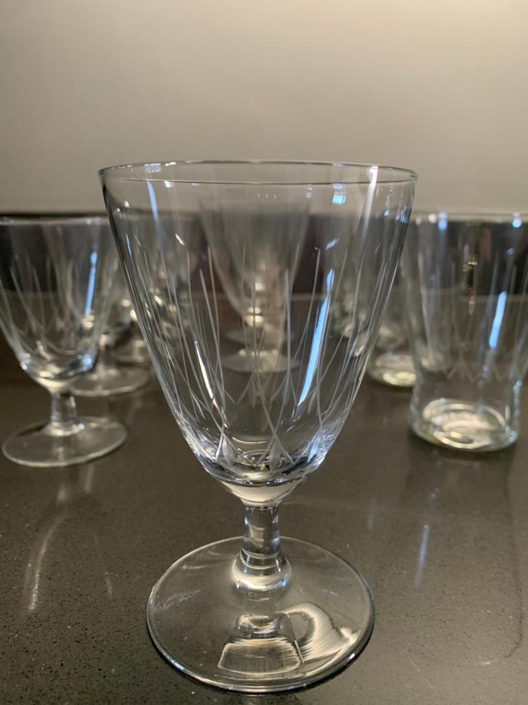 15 glazen met fraai geslepen/gravé motief, Antiek en Kunst, Ophalen of Verzenden