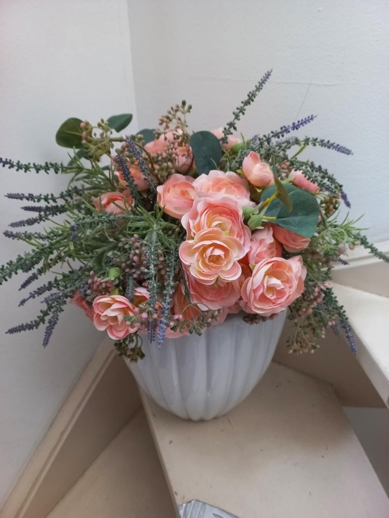 Prachtig Kunstbloemstuk Roze Lavendel in Grijze Pot, Huis en Inrichting, Woonaccessoires | Kunstplanten en Kunstbloemen, Rondom opgemaakt
