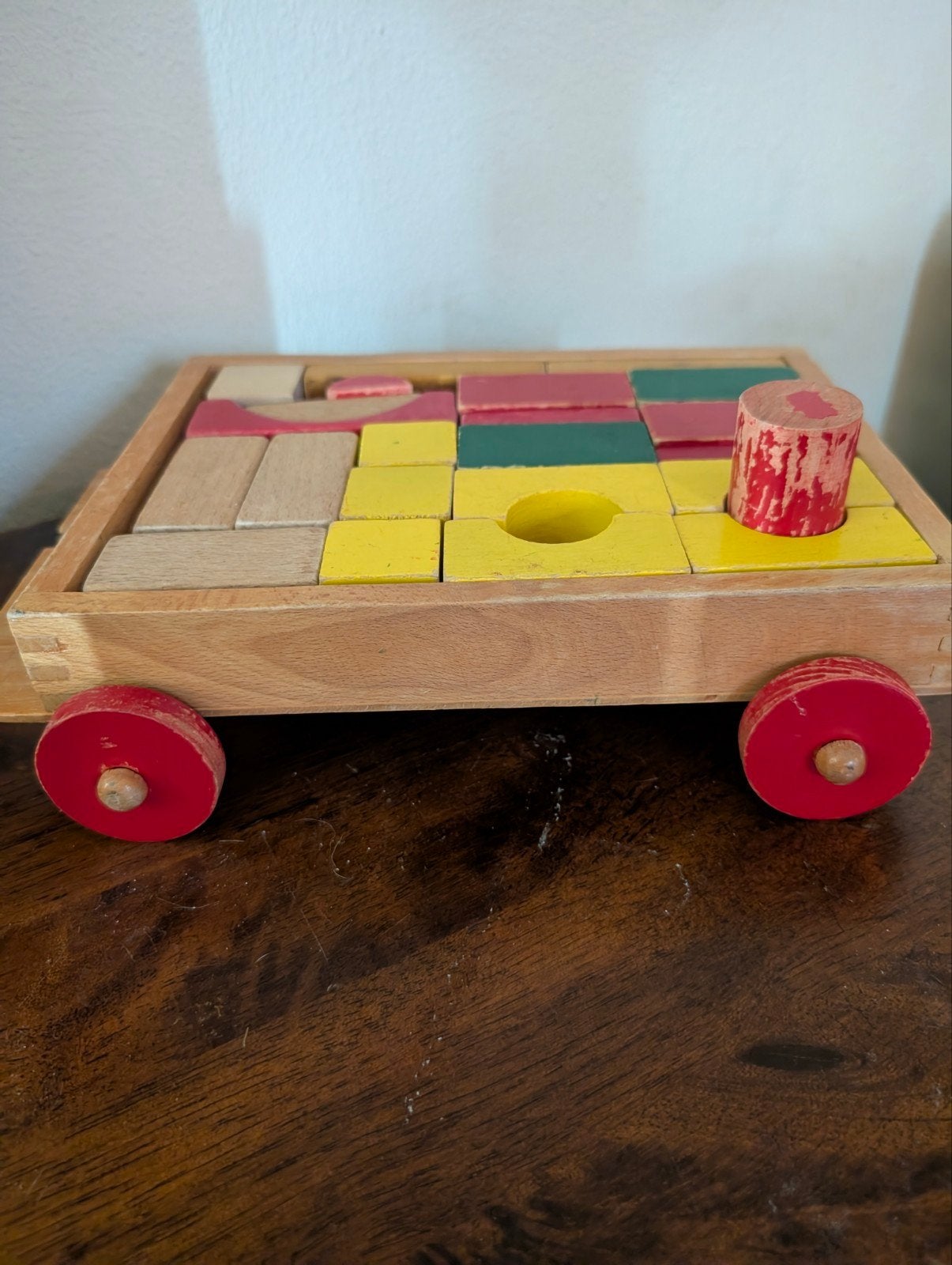 Houten blokkenkar vintage met gekleurde bouwblokken, Gebruikt, Onbekend, Ophalen of Verzenden, Duw- of Trekspeelgoed