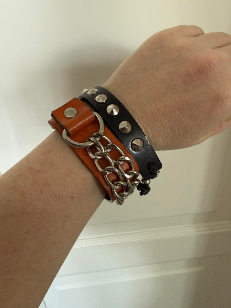 Twee armbanden, een met studs en een met ketting, Gebruikt, Zwart, Leer, Ophalen of Verzenden
