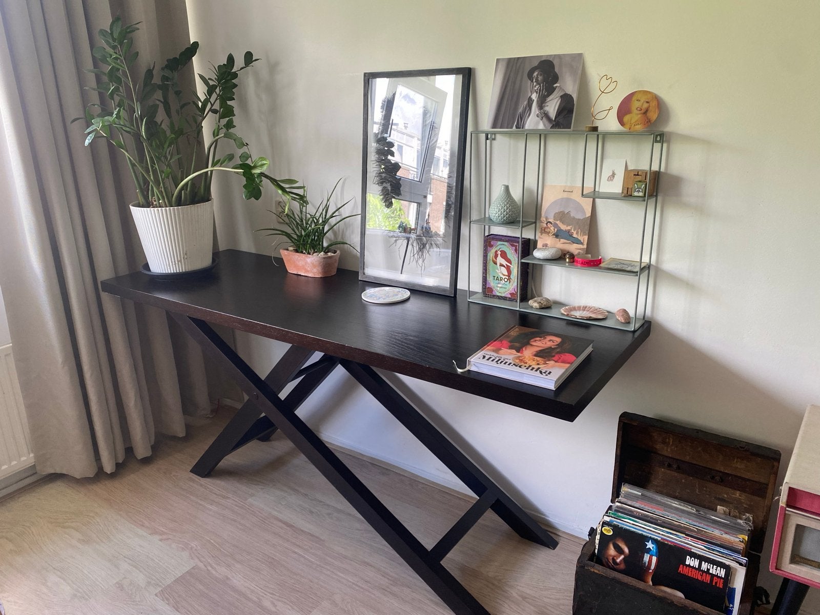 Donkerbruine houten design tafel met X-poten, 150 tot 200 cm, Vier personen, Rechthoekig, Overige houtsoorten