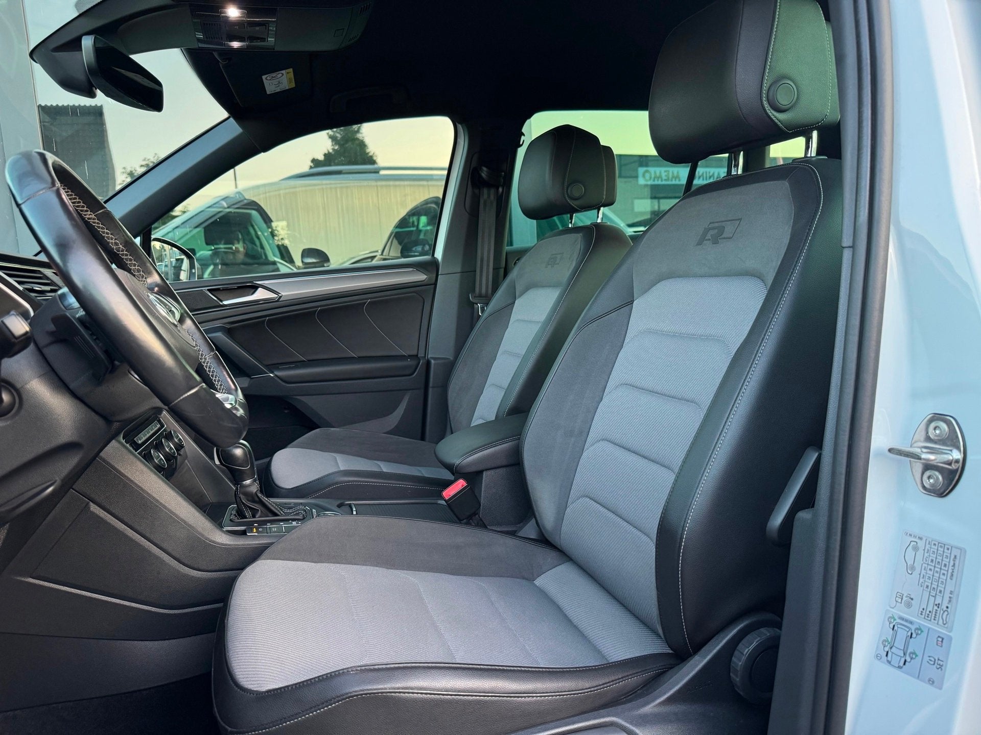 Volkswagen TIGUAN 2.0 TSI 4Motion Highline Business 2X R-Lin, Auto's, Automaat, Dealer onderhouden, Gebruikt, Euro 6