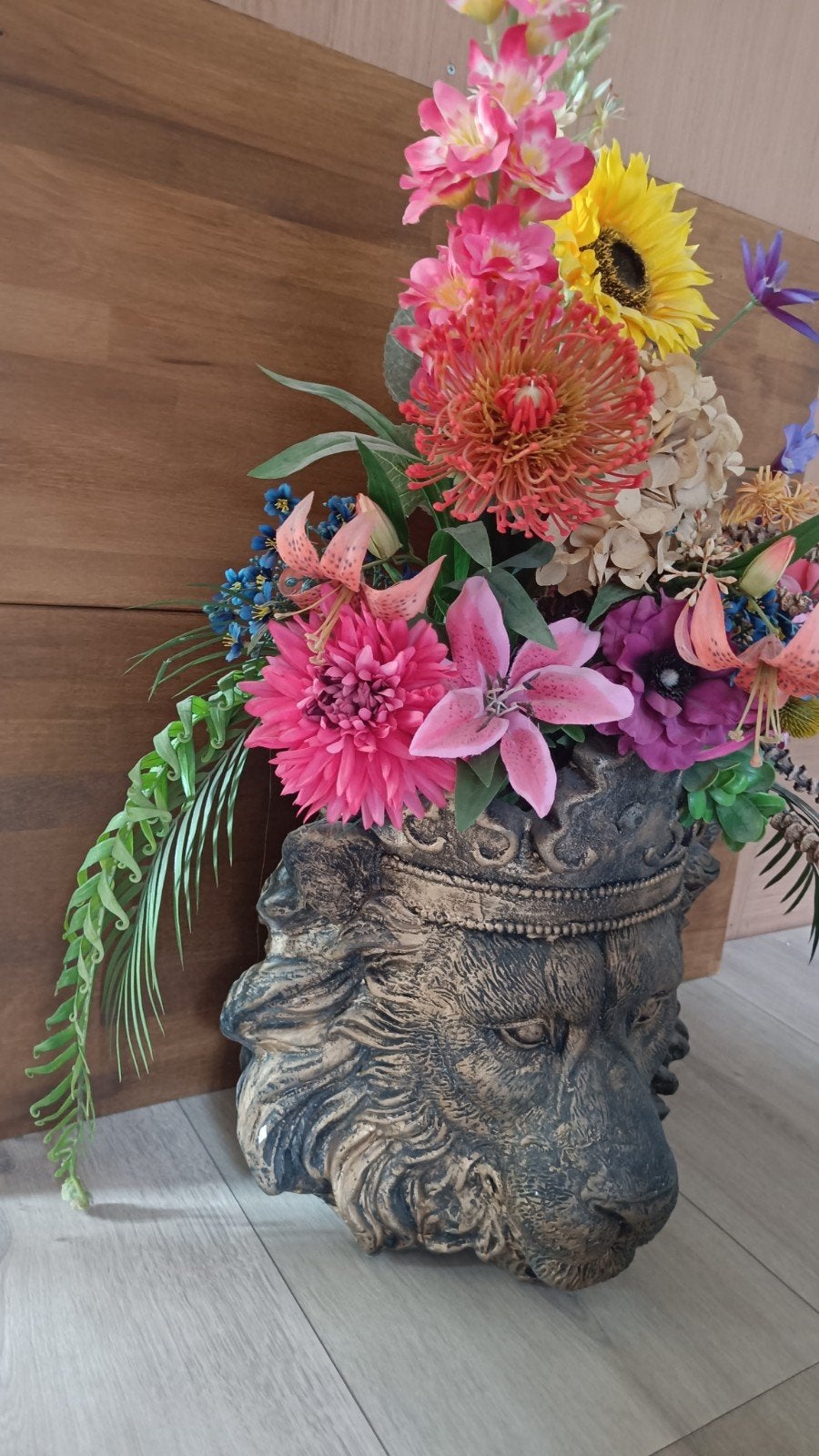 Grote leeuwenkop vaas EVT incl de kunstbloemen, Huis en Inrichting, Ophalen, Overige materialen, Zo goed als nieuw, 80 cm