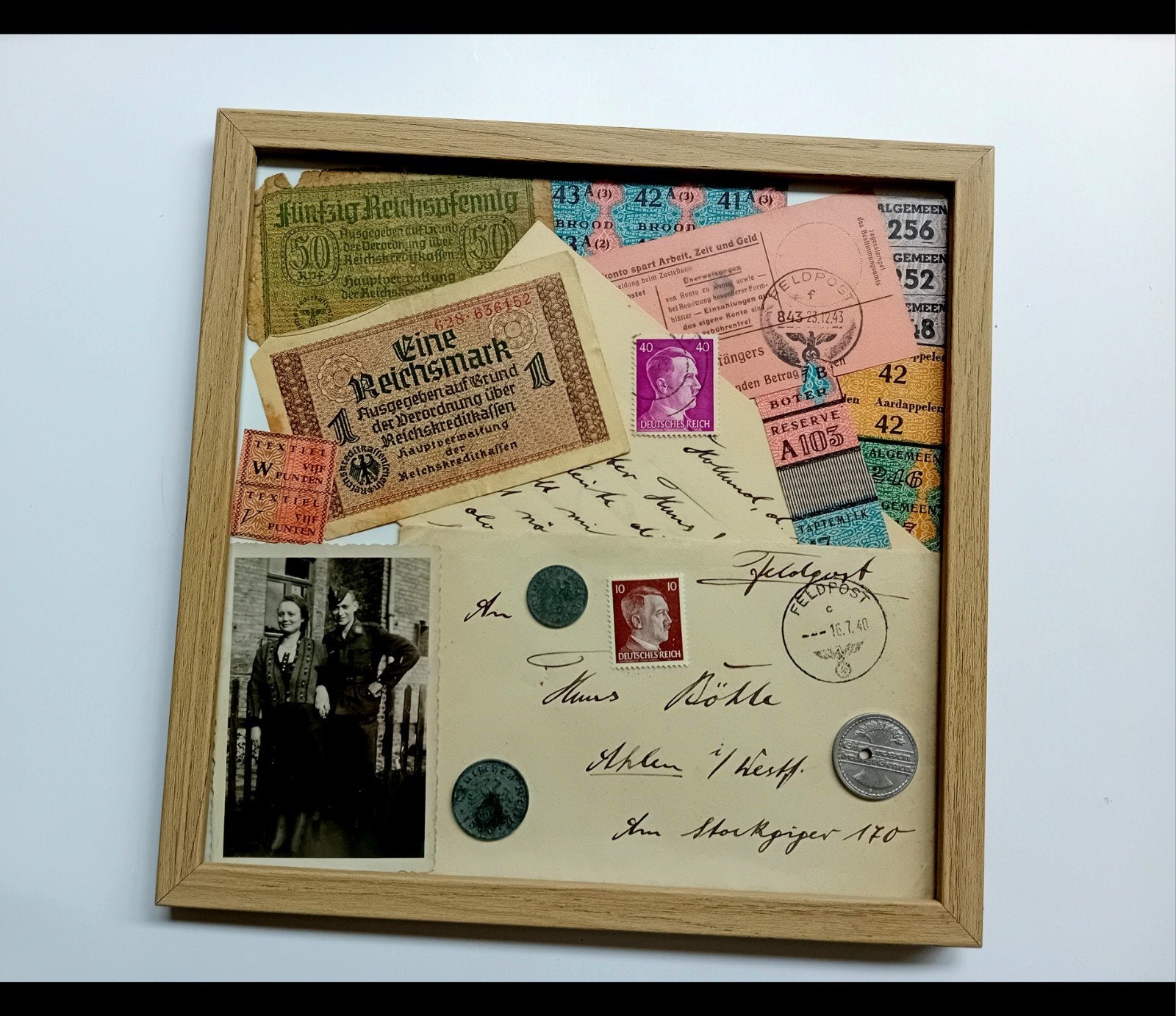 WO2 Ingelijst Display Feldpost + Koppelfoto, Reichspfennig, Ophalen of Verzenden, Landmacht, Duitsland, Embleem of Badge
