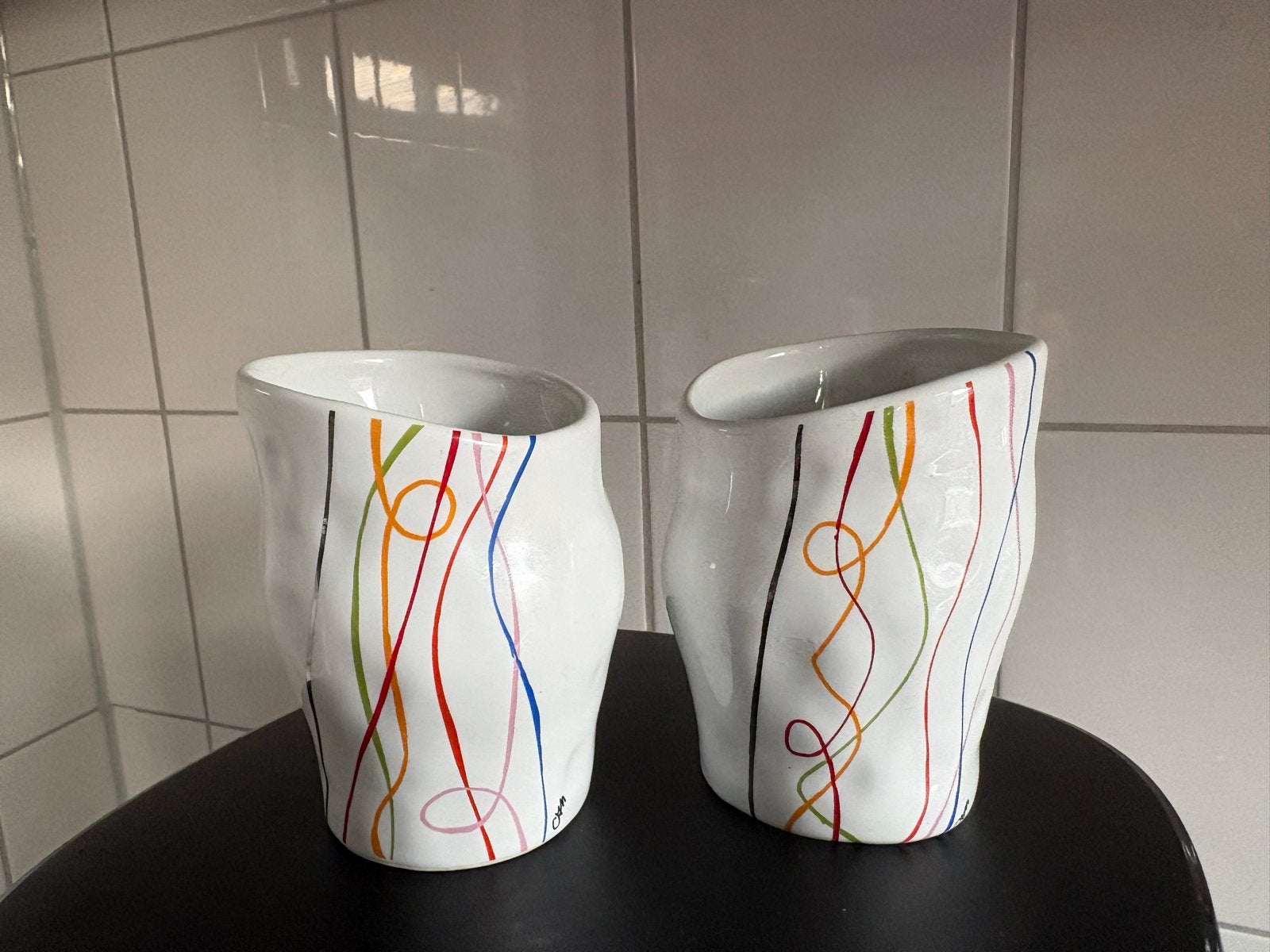Set  2 Arithove Art mokken met kleurrijke zilveren lijnen, Huis en Inrichting, Keuken | Servies, Ophalen of Verzenden
