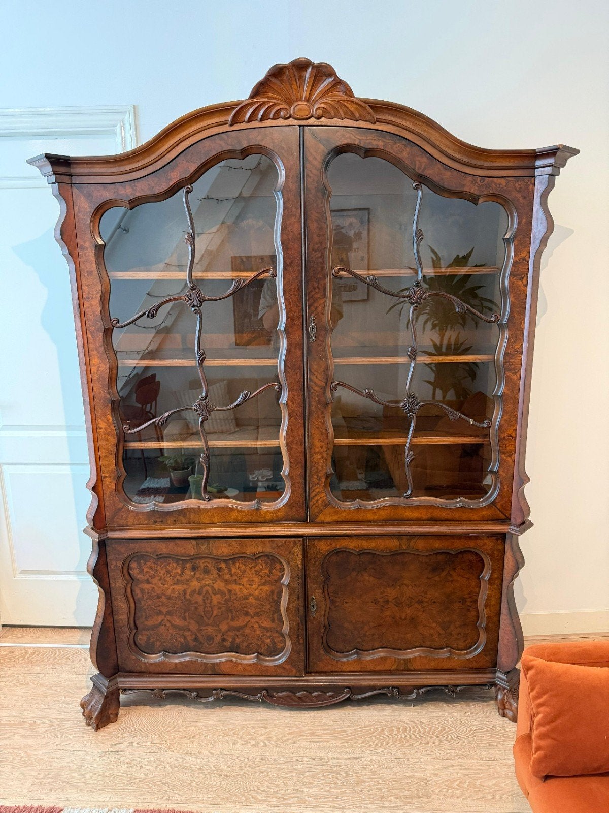 Antieke barok vitrinekast / buffetkast in wortelnoten, Ophalen, Barok, Glas, 150 tot 200 cm