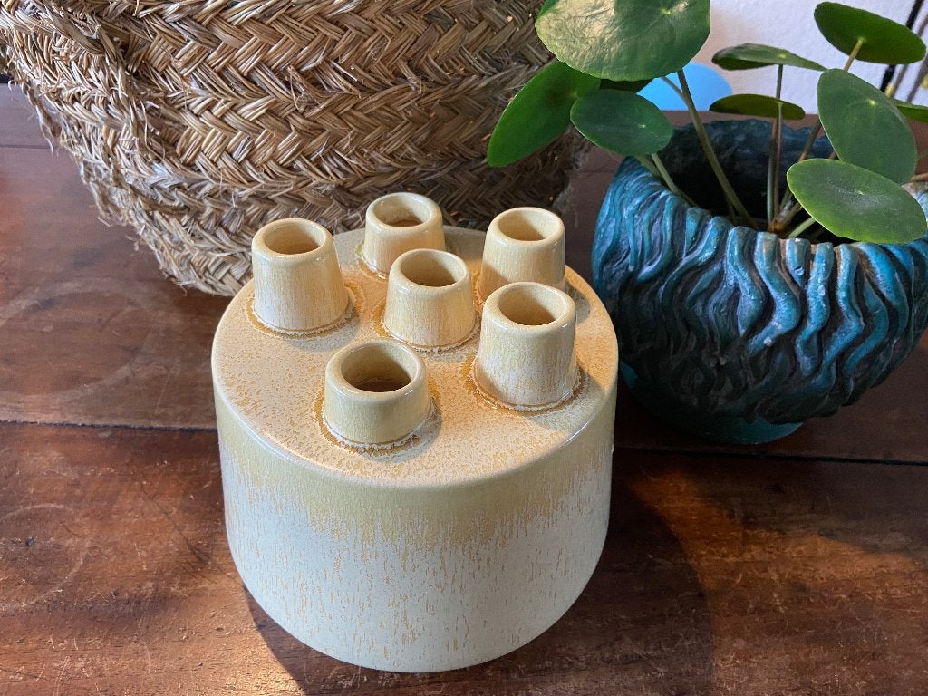 Aparte beige/geel keramiek Tulpenvaas Gina Da   Nieuw !!, Huis en Inrichting, Handgemaakt, Beige, Nieuw, Ophalen of Verzenden