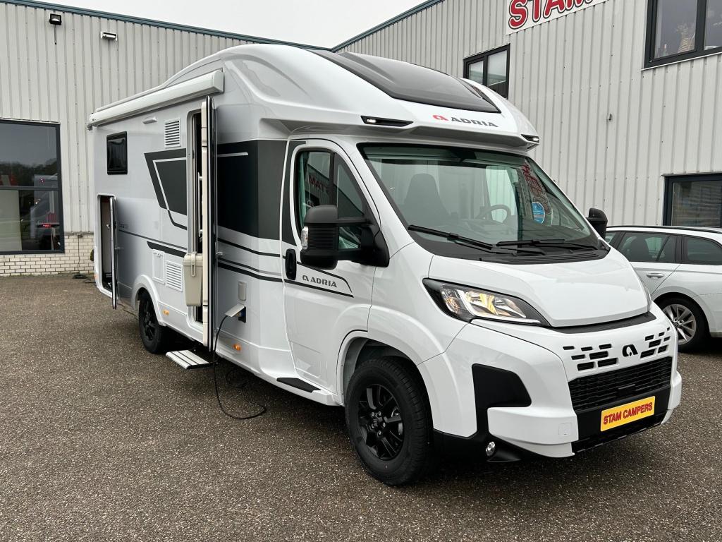 Adria Coral Axess 650 DL Benelux Edition Automaat, Caravans en Kamperen, Campers, Automaat, Airbags, Ringverwarming, Fiat