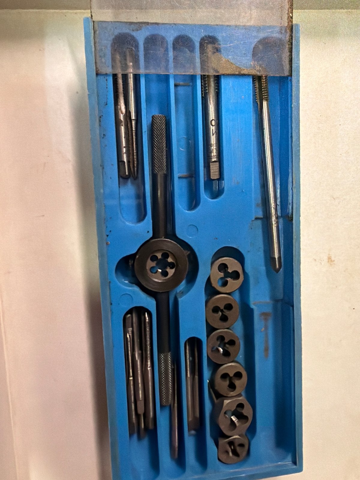 Tappenset en snijplaten set in handige opbergdoos, Ophalen of Verzenden, Gebruikt, Gereedschapsset, Overige merken