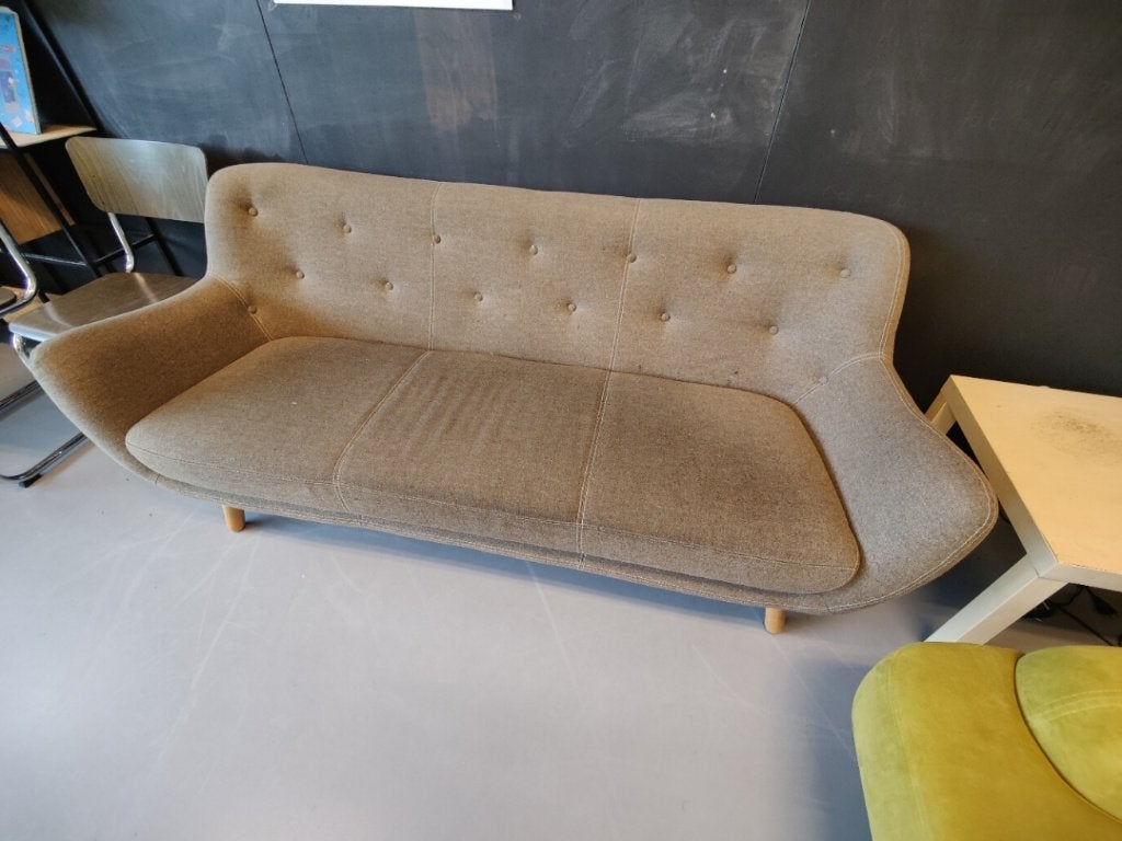 Retro bank 3-zits, grijs/taupe stof met capitonné rug, Huis en Inrichting, Ophalen, Gebruikt, Modern, tijdloos, Driepersoons