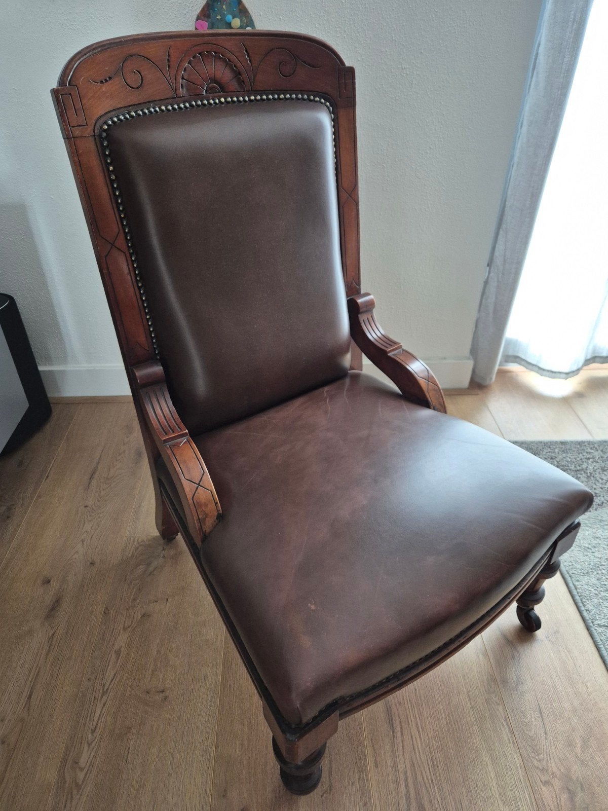 Te koop antiek lederen fauteuil op wieltjes., Ophalen