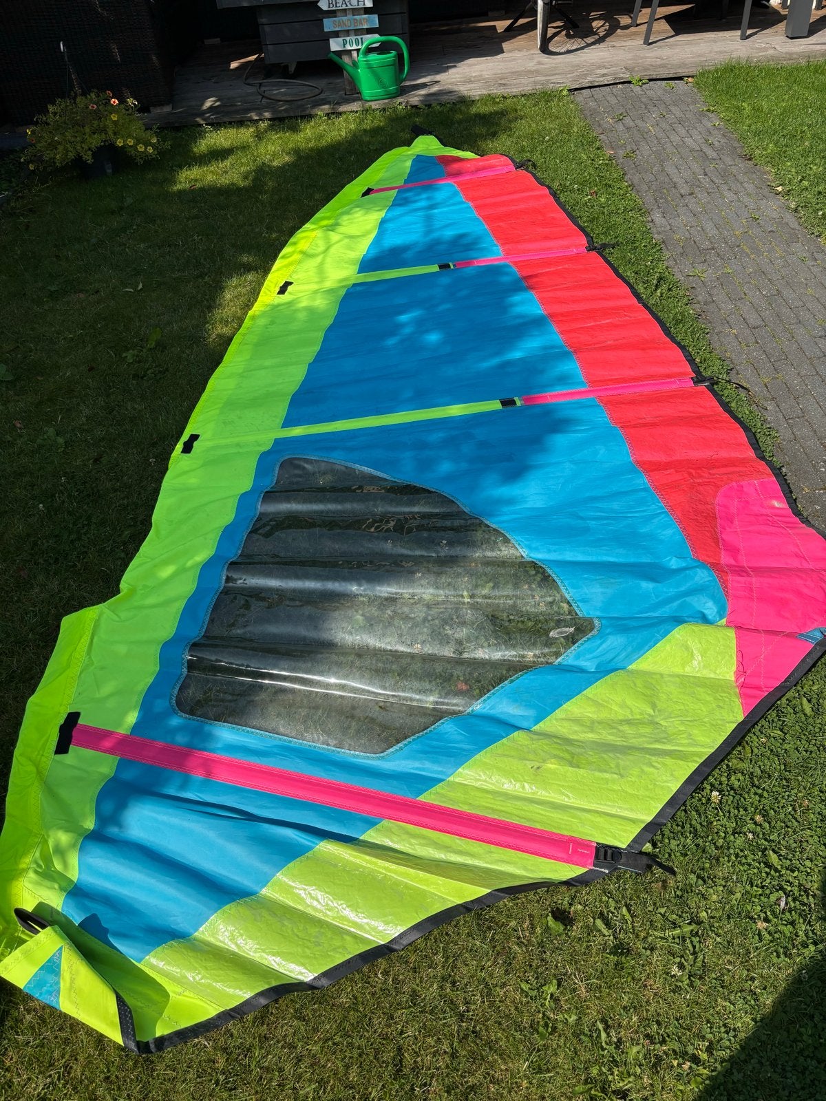 Complete Alpha 110 G surfplank met zeil en Pro-Limit trapeze, Watersport en Boten, Windsurfen, 250 tot 300 cm, Gebruikt, 6.5 m² tot 8 m²