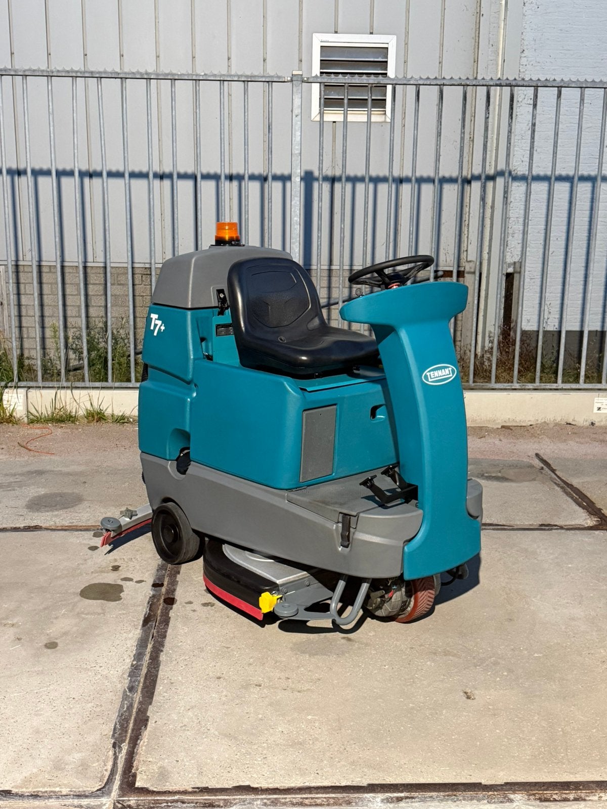 Tennant T7 schrobzuigmachine 2022 refurbished, Doe-het-zelf en Verbouw, Reinigingsmachines, Verzenden, Zo goed als nieuw, Schrobmachine