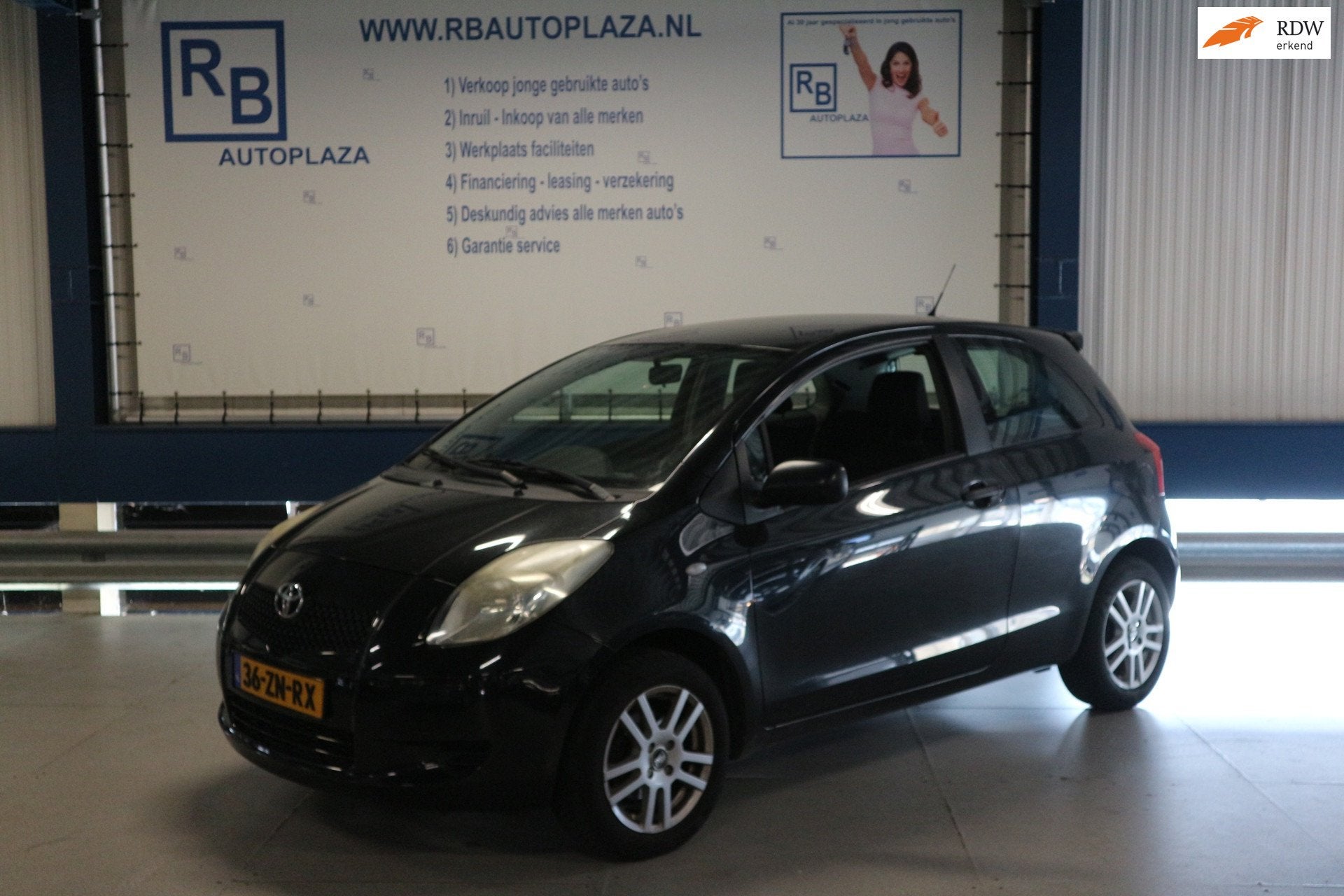 Toyota Yaris 1.0 VVTi / 1e EIGENAAR / DEALER ONDERHOUDEN ! !, Voorwielaandrijving, 750 kg, Zwart, Origineel Nederlands