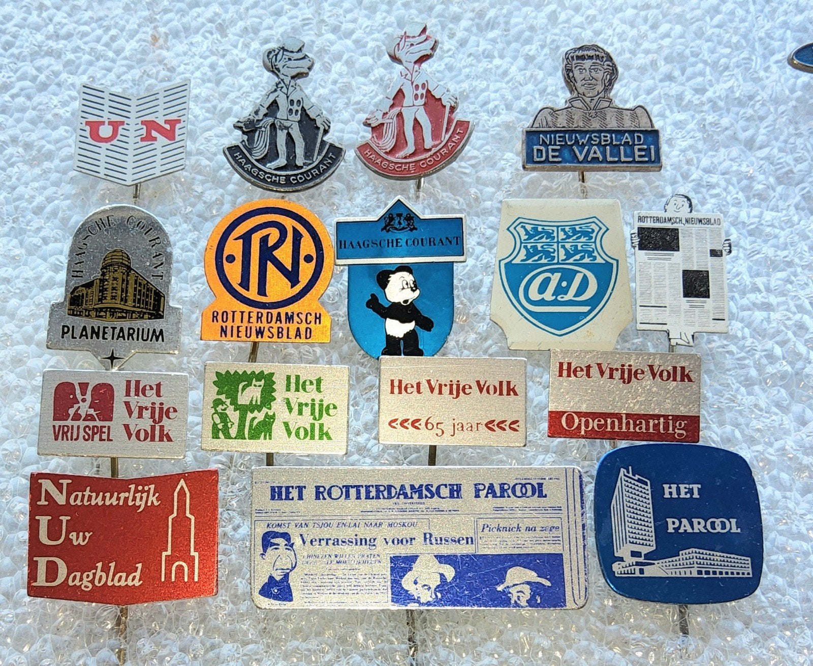 16 Speldjes Krantenmerken - Diverse Nederlandse Kranten, Verzamelen, Speldjes, Pins en Buttons, Ophalen of Verzenden, Gebruikt