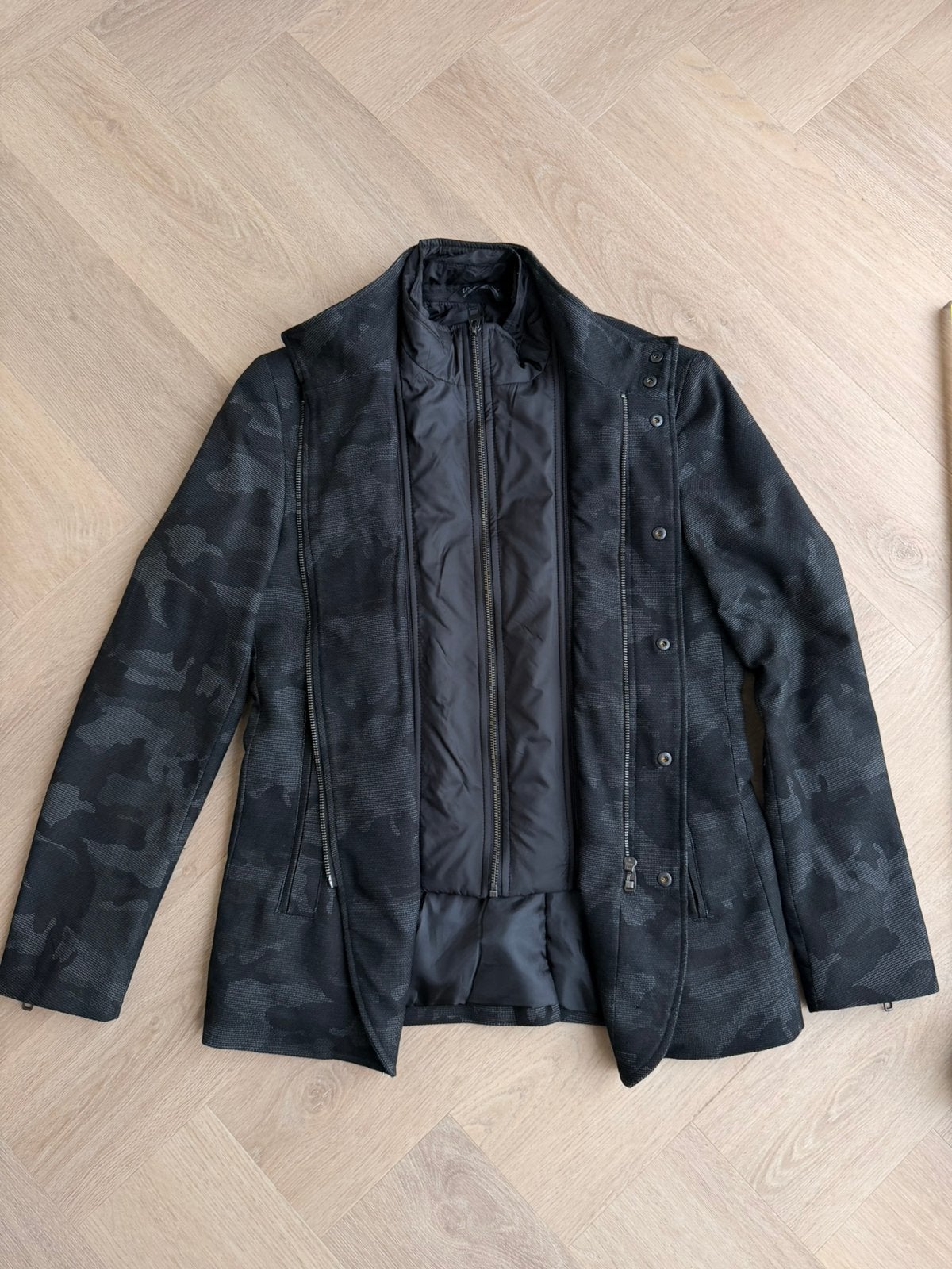 Getailleerde Jas met Ingebouwde Bodywarmer Donker Camouflage, Ophalen of Verzenden, Zo goed als nieuw, Maat 46 (S) of kleiner