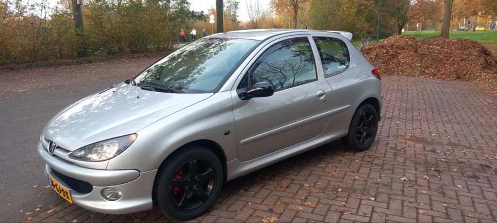 Peugeot 206 gti 2.0 16v nieuwe apk, Voorwielaandrijving, 136 pk, Zwart, 4 cilinders