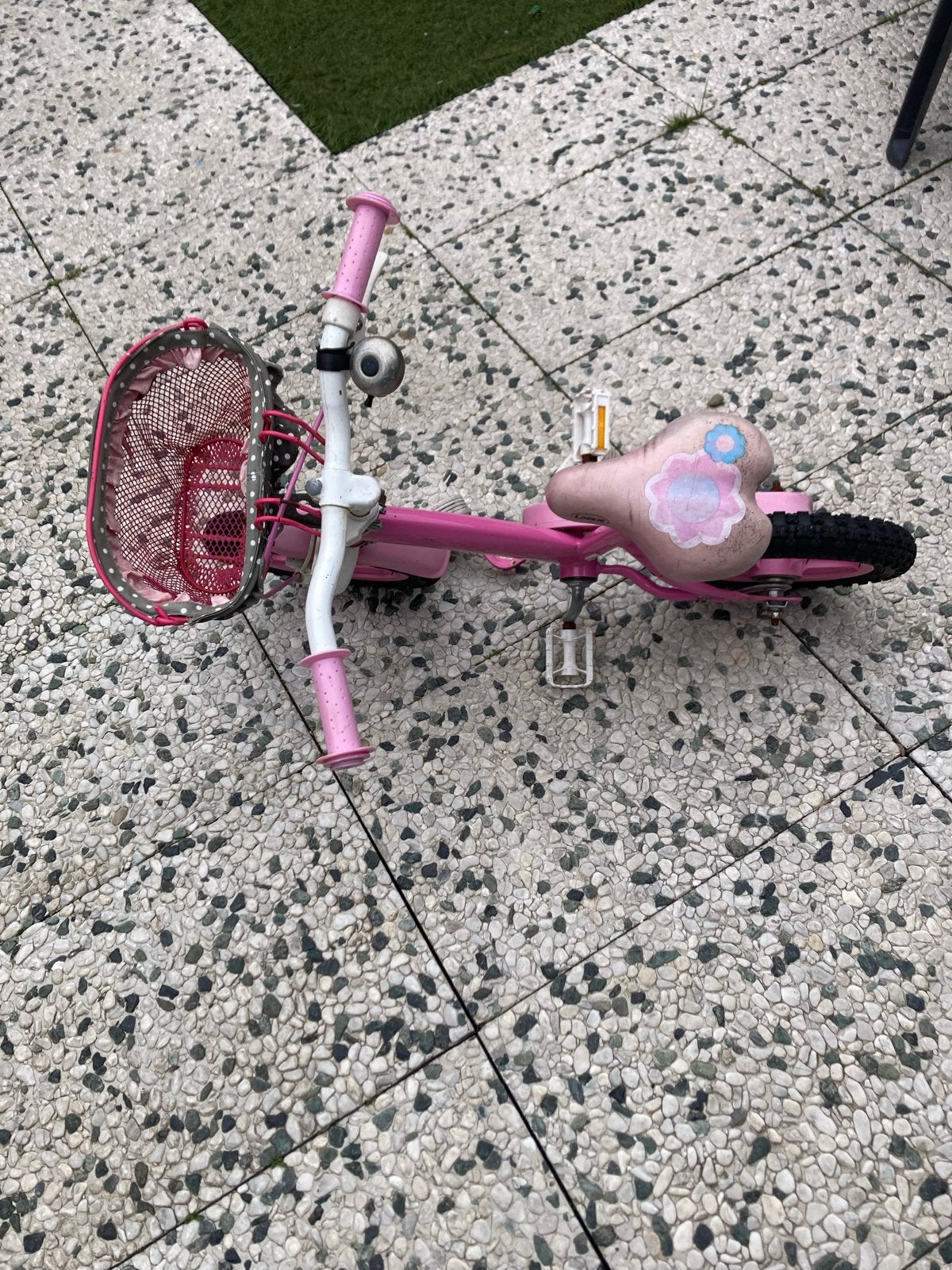 Roze kinderfiets met zijwieltjes en mandje, Fietsen en Brommers, Fietsen | Kinderfietsjes, Terugtraprem, Zijwieltjes, Ophalen of Verzenden
