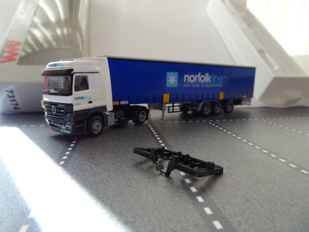 144 awm 73174 norfolk line mercedes actros 1:87 truck herpa, Ophalen of Verzenden, Nieuw, Bus of Vrachtwagen, AWM
