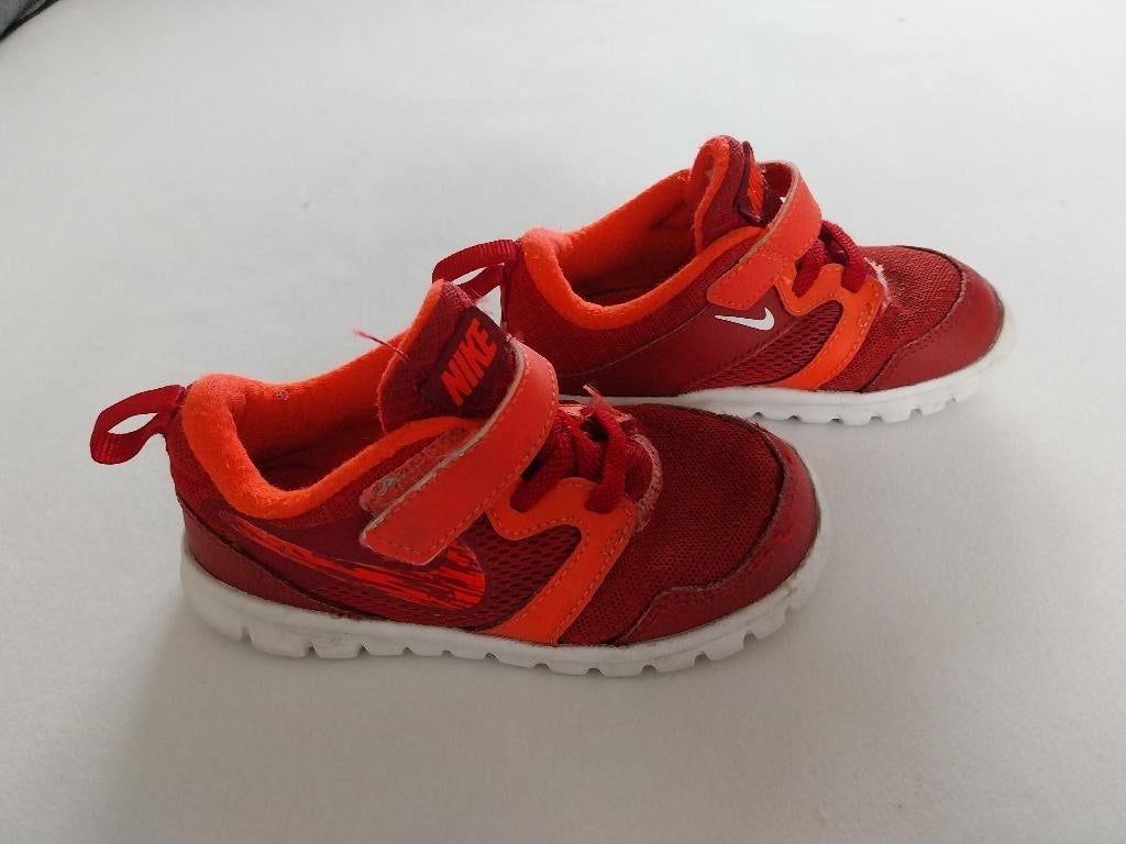Nike rode sneaker maat 25, Kinderen en Baby's, Kinderkleding | Schoenen en Sokken, Gebruikt, Jongen of Meisje, Schoenen, Ophalen of Verzenden