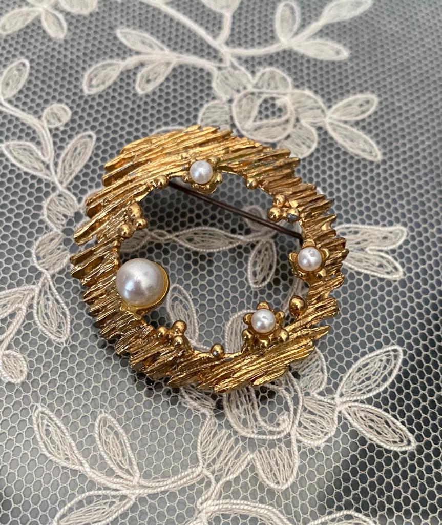 Vintage broche met parels, Ophalen of Verzenden, Zo goed als nieuw, Goud, Overige materialen