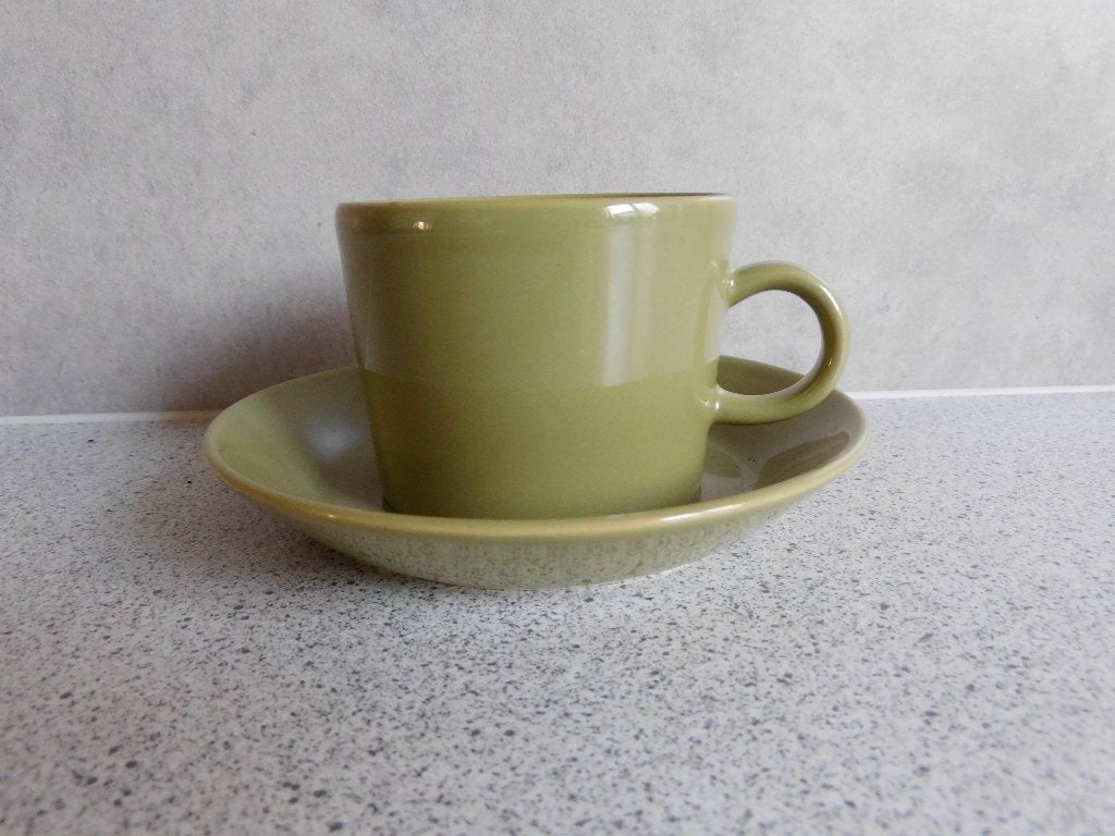 Kop en schotel Teema Olijfgroen Iittala, Arabia, Keramiek, Ophalen of Verzenden, Zo goed als nieuw