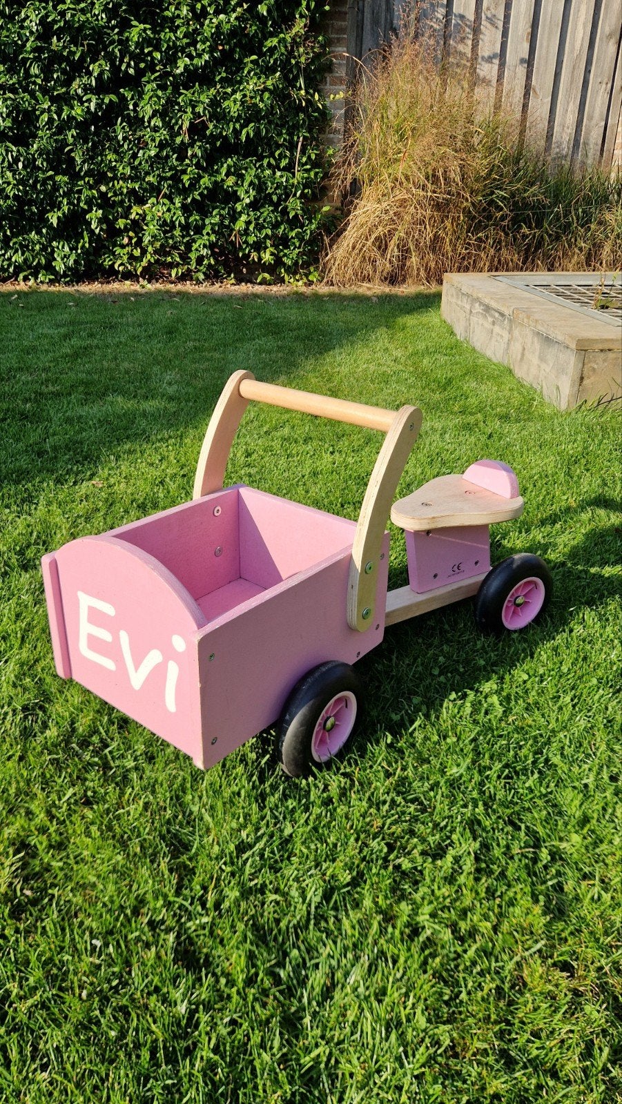 Roze houten loopfiets met kar - gepersonaliseerd