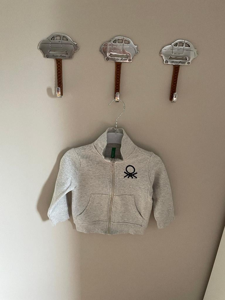 Vest grijs Benetton maat 86, Kinderen en Baby's, Babykleding | Maat 86, Ophalen, Truitje of Vestje, Zo goed als nieuw, Benetton
