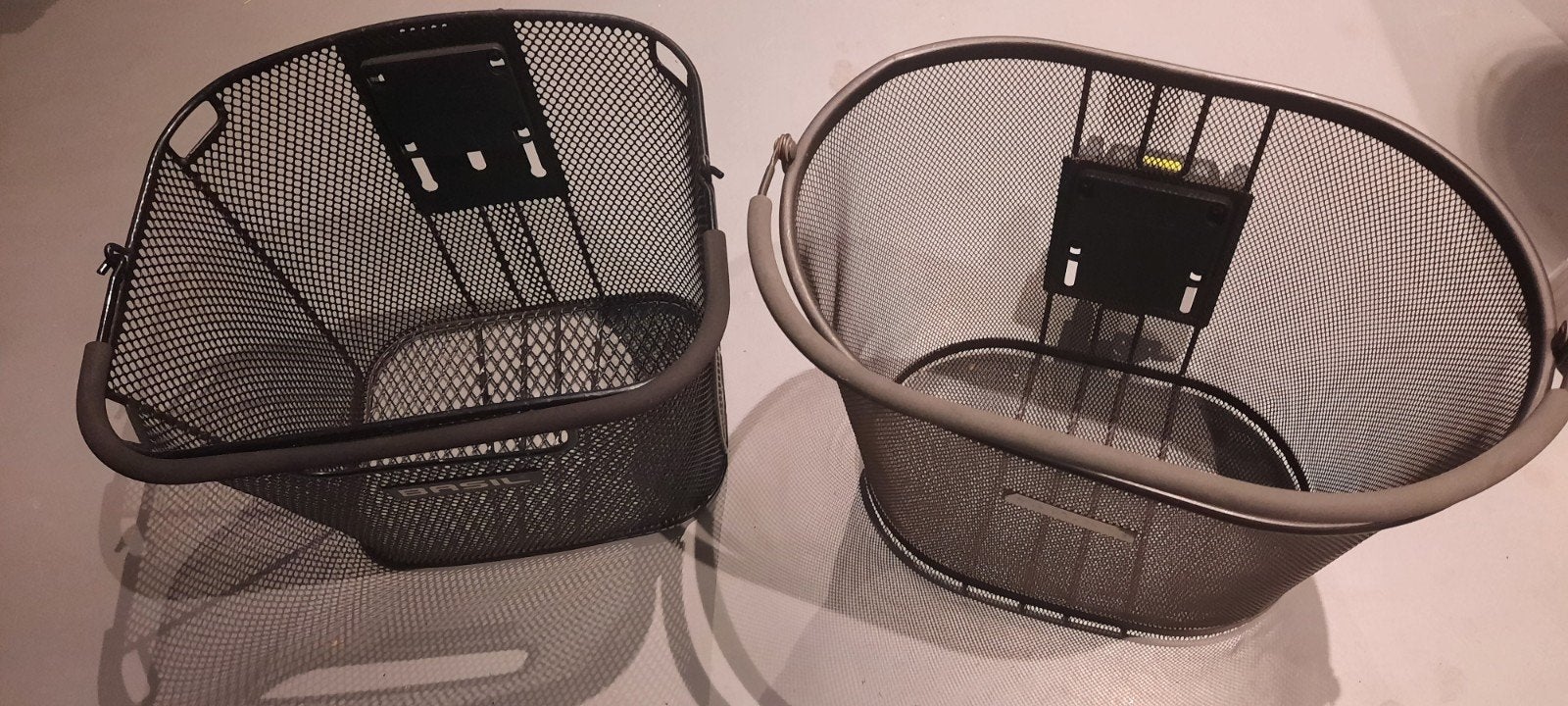 Twee Basil fietsmanden voor stuurbevestiging, Ophalen, Stuurbevestiging, Basil, Zo goed als nieuw