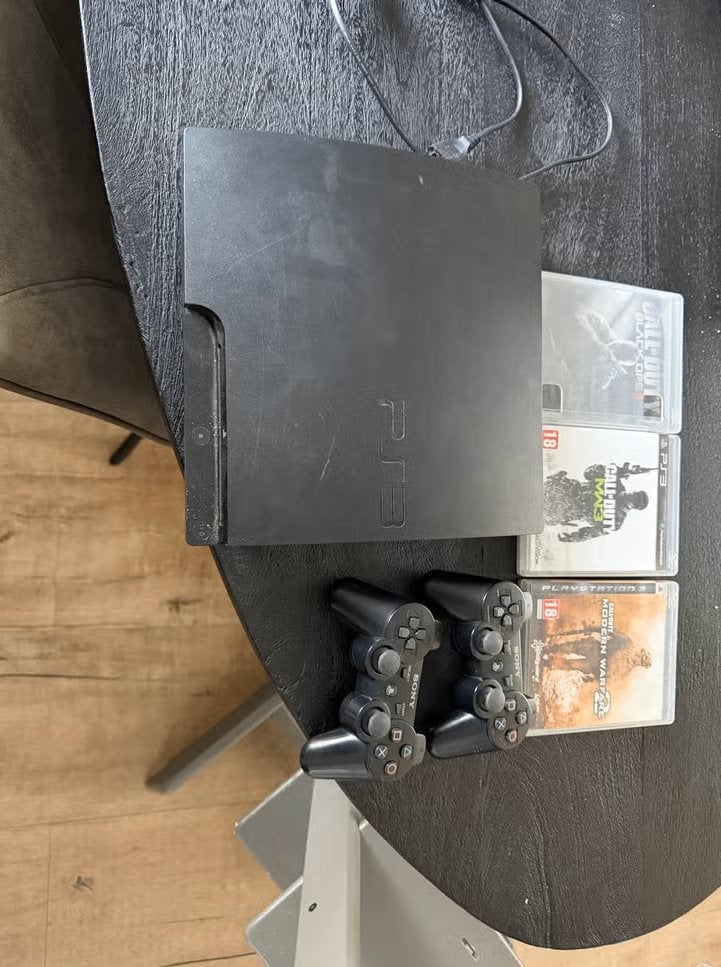 Playstation 3 met 2 controllers en 3 games, Gebruikt, Vanaf 18 jaar, Shooter, 2 spelers