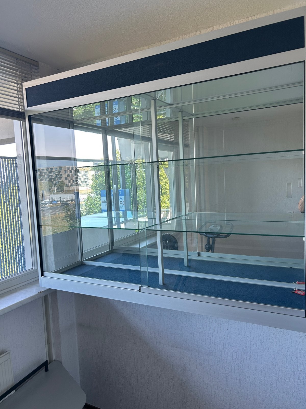 Glazen vitrinekast met schuifdeuren en planken, Ophalen, Gebruikt, 100 tot 150 cm, 150 tot 200 cm