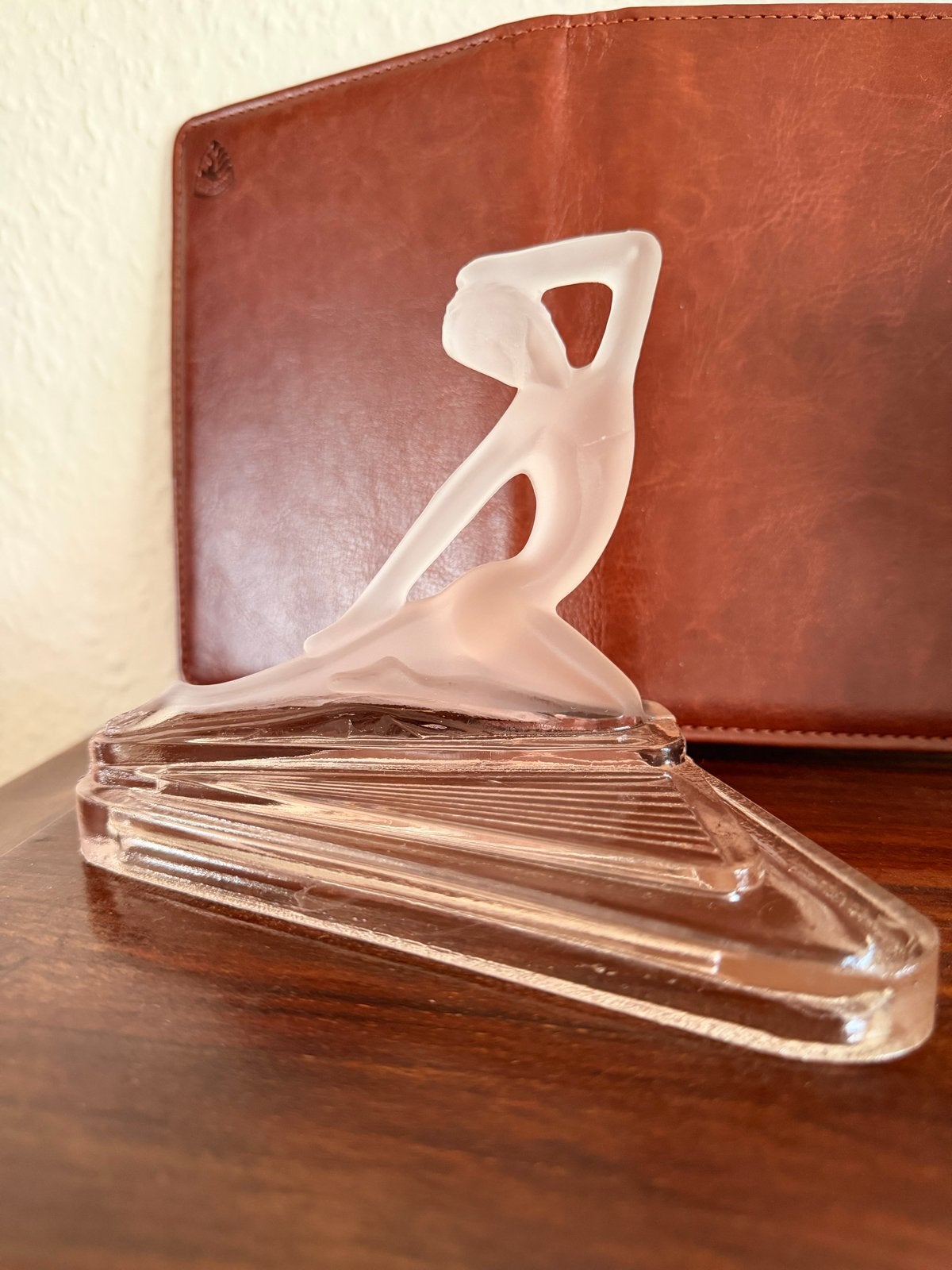 Art Deco glazen beeldje van een liggende vrouw, Ophalen of Verzenden
