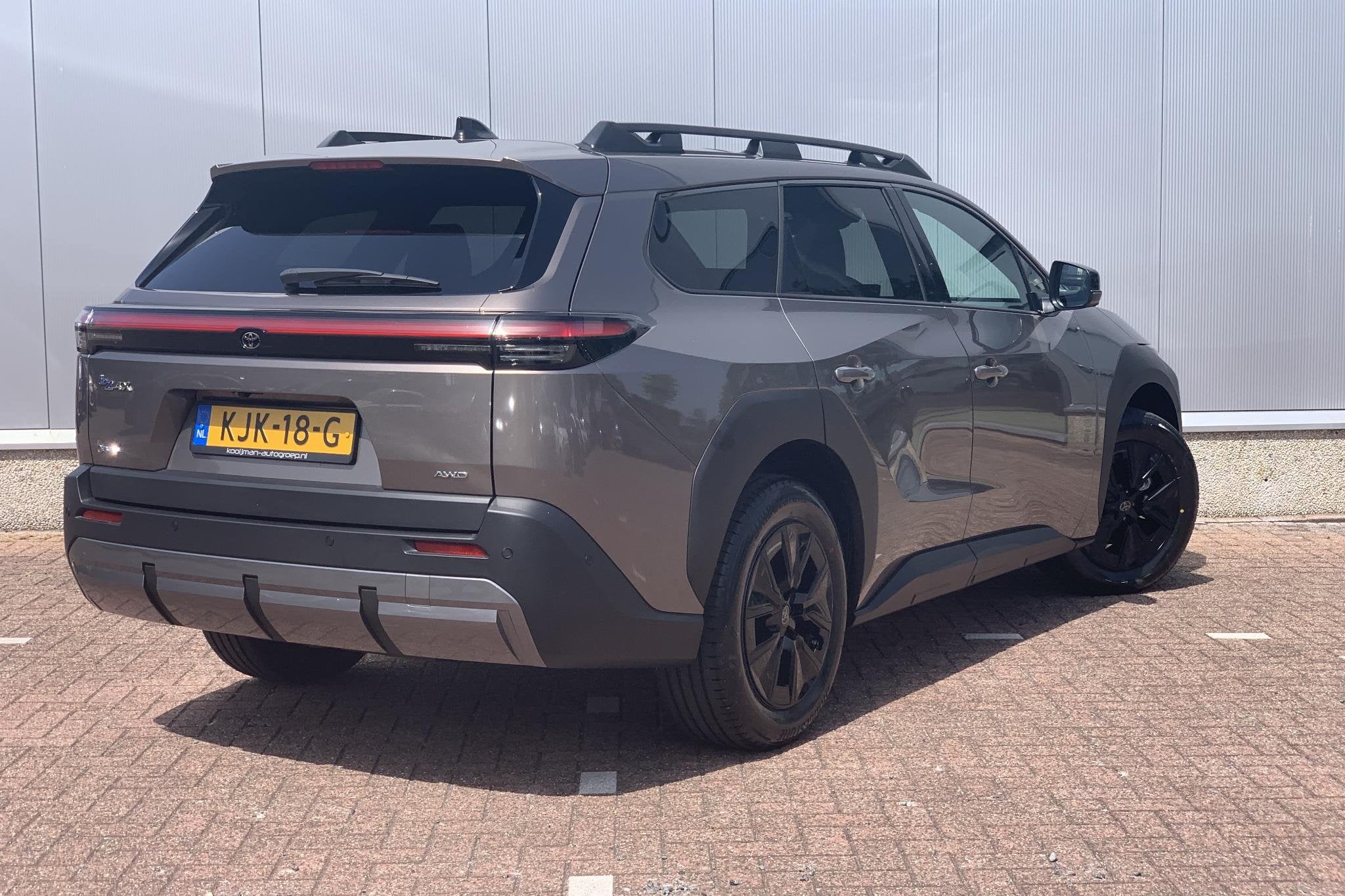 Toyota bZ4X Touring Executive AWD 75 kWh / JBL / Panorama Da, Auto's, Toyota, Automaat, Gebruikt, Bruin, Origineel Nederlands
