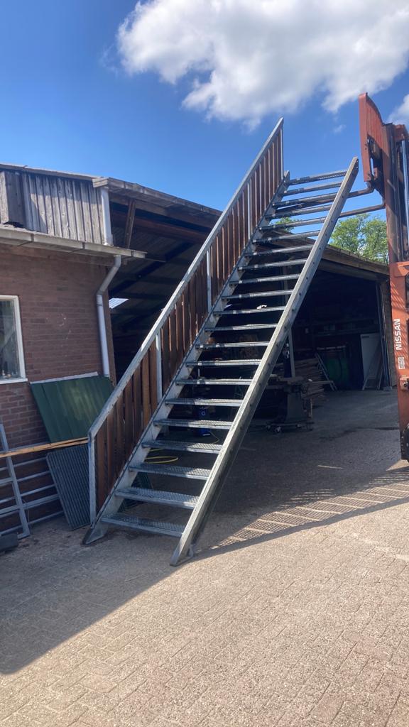 Stalen trap, Ophalen, Zo goed als nieuw, 2 tot 4 meter