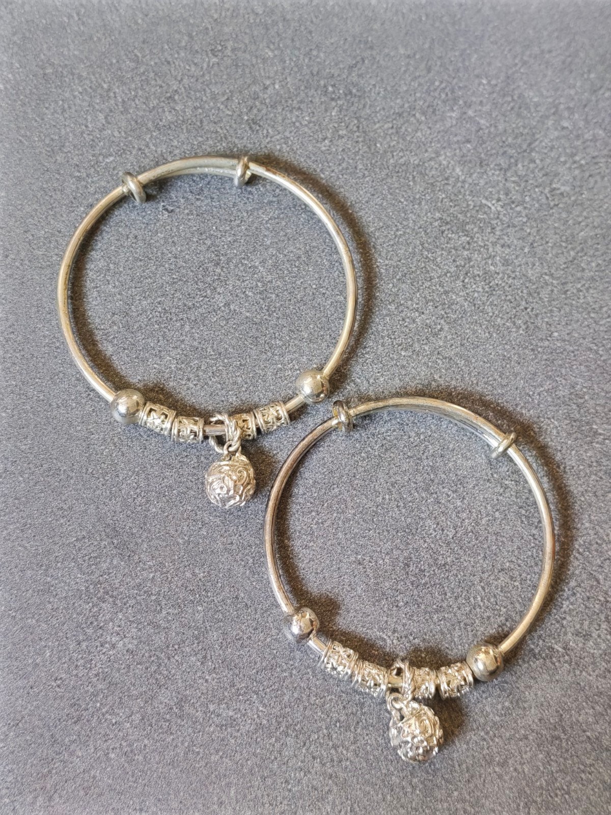 Set van twee zilverkleurige bangle armbanden, Sieraden, Tassen en Uiterlijk, Ophalen of Verzenden, Zo goed als nieuw, Zilver, Overige materialen