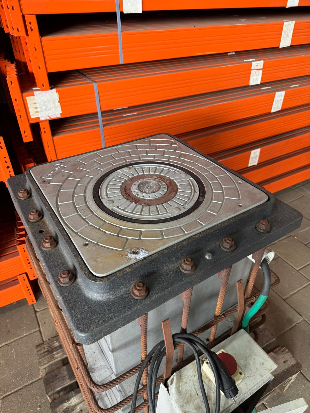 Pilomat hydraulische verzinkbare rampaal 230V, Ophalen, Zo goed als nieuw, Laadkabel