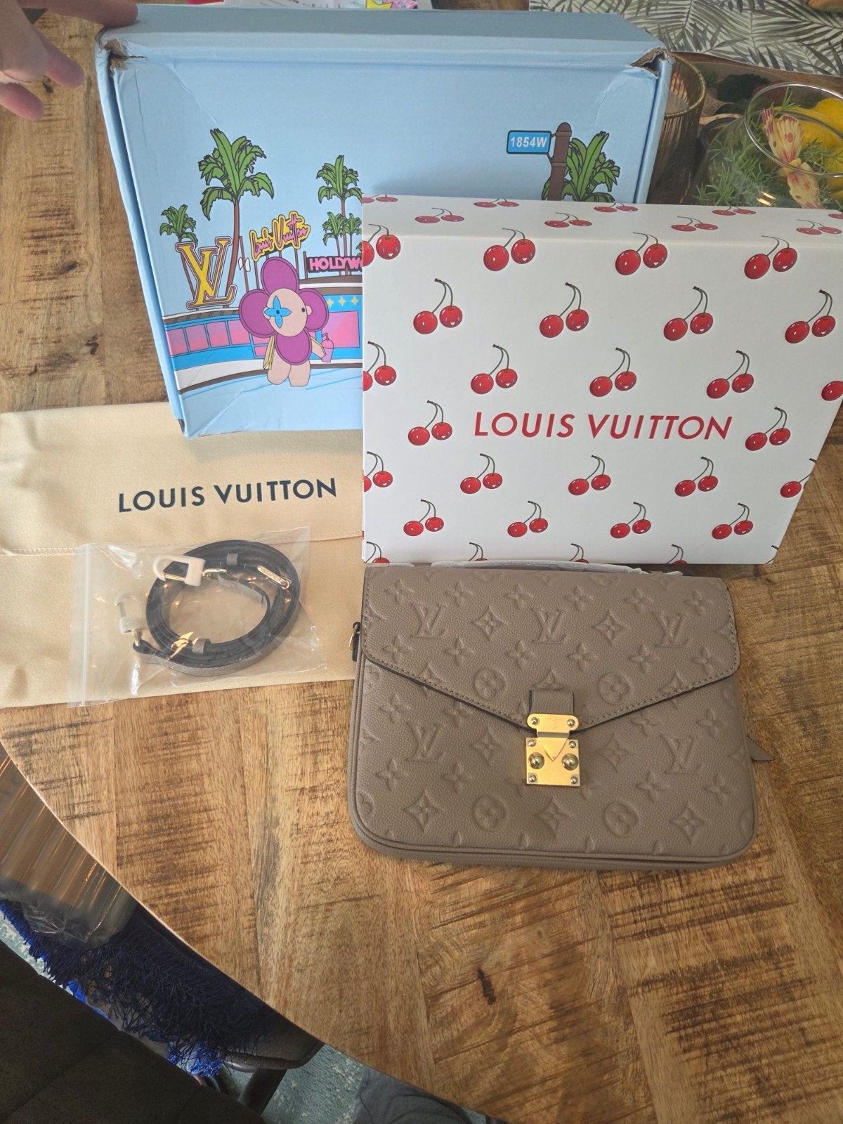 Nieuw Louis vuitton pochette metis tas Dove €100, Sieraden, Tassen en Uiterlijk, Ophalen of Verzenden, Nieuw, Beige