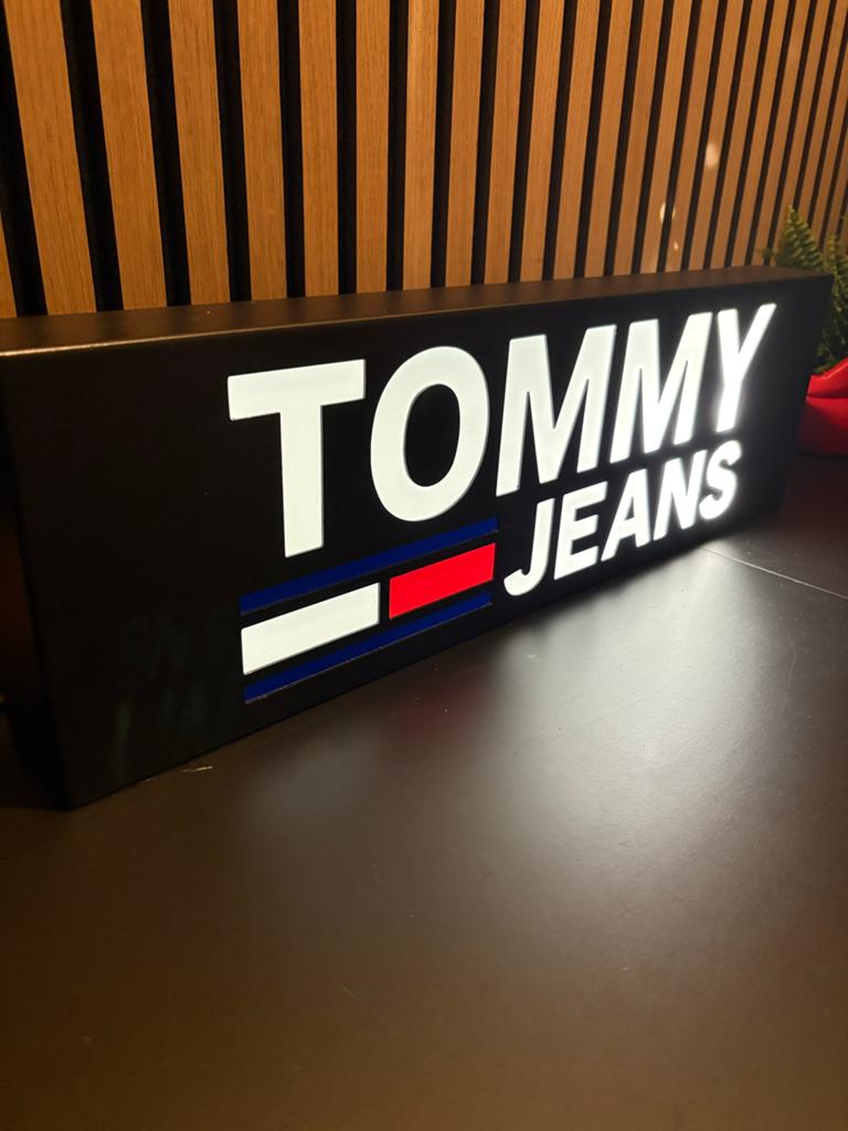 Tommy Hilfiger Jeans Lichtbak - 60x20 cm Decoratie/Reclame, Verzamelen, Verzenden, Lichtbak of (neon) lamp