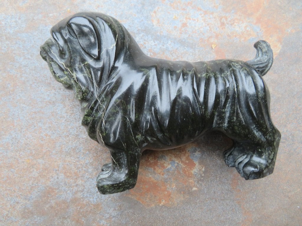 BEELD VAN HOND ( BULDOG ? ) Steen 1,7 kilo zwart / Groen, Minder dan 20 cm, Ophalen of Verzenden, Zoogdier, Steen of Keramiek